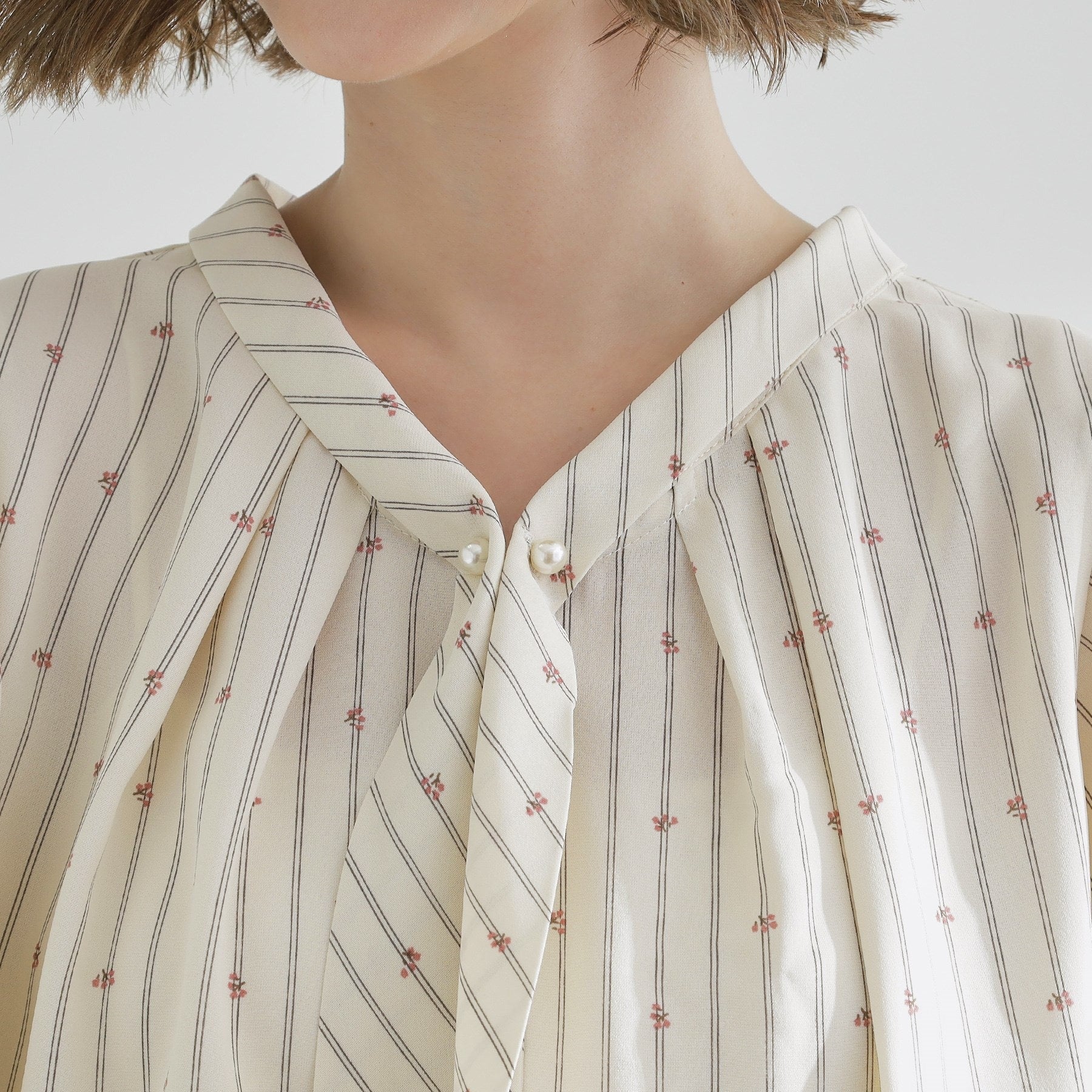 グローブ grove パール調ピン付ボウタイブラウス （スミクロ(018)） スミクロ(018)