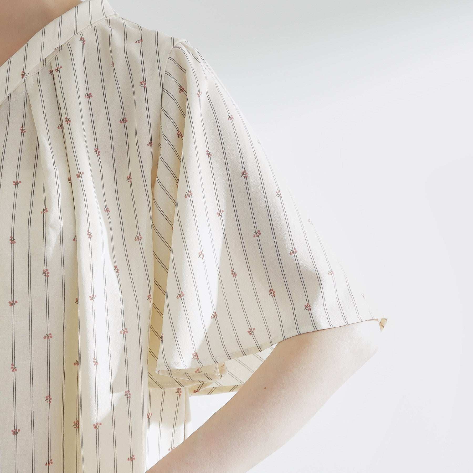 グローブ grove パール調ピン付ボウタイブラウス （スミクロ(018)） スミクロ(018)