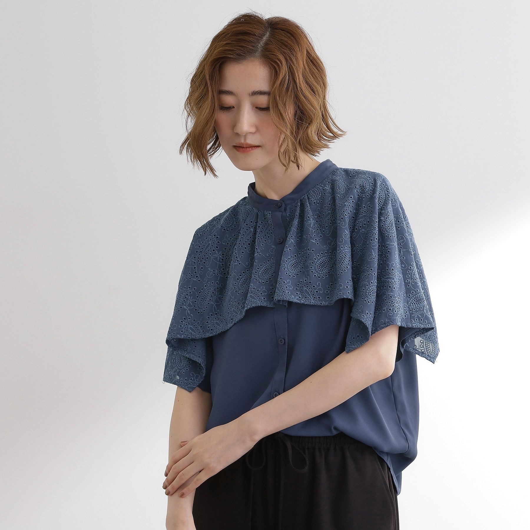グローブ grove ペイズリー刺繍ケープブラウス （ブルー(093)） ブルー(093)