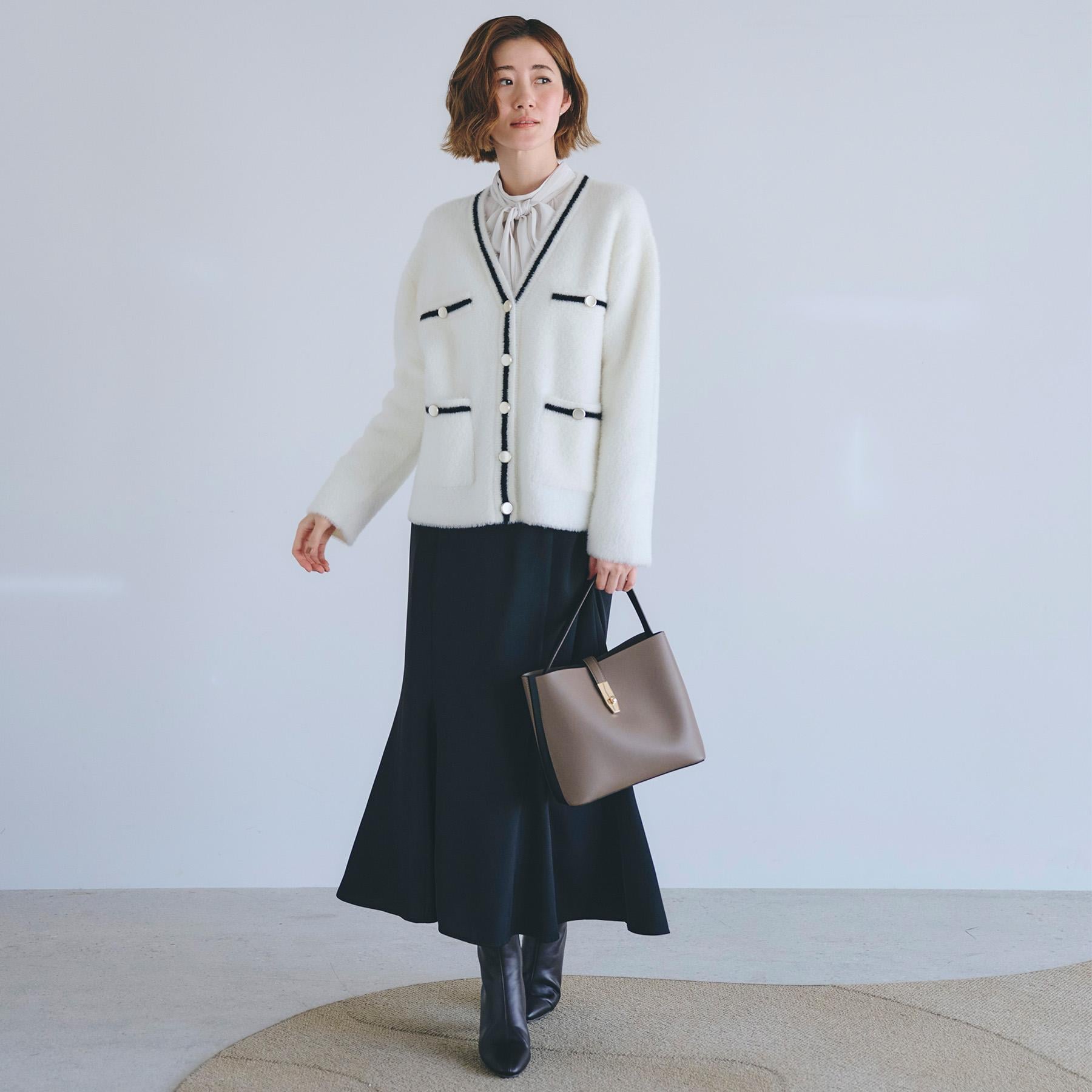 グローブ grove 軽やかフェザーで魅せる、クラシカルな主役カーディガン （グレージュ(050)） グレージュ(050)