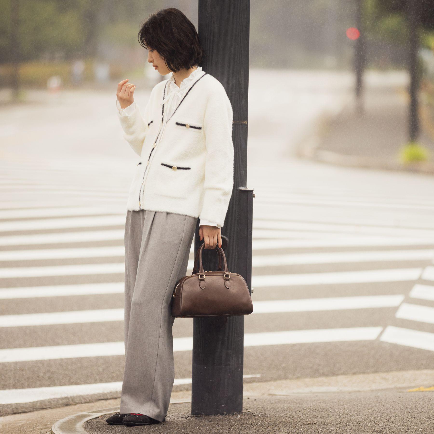 グローブ grove 軽やかフェザーで魅せる、クラシカルな主役カーディガン （グレージュ(050)） グレージュ(050)