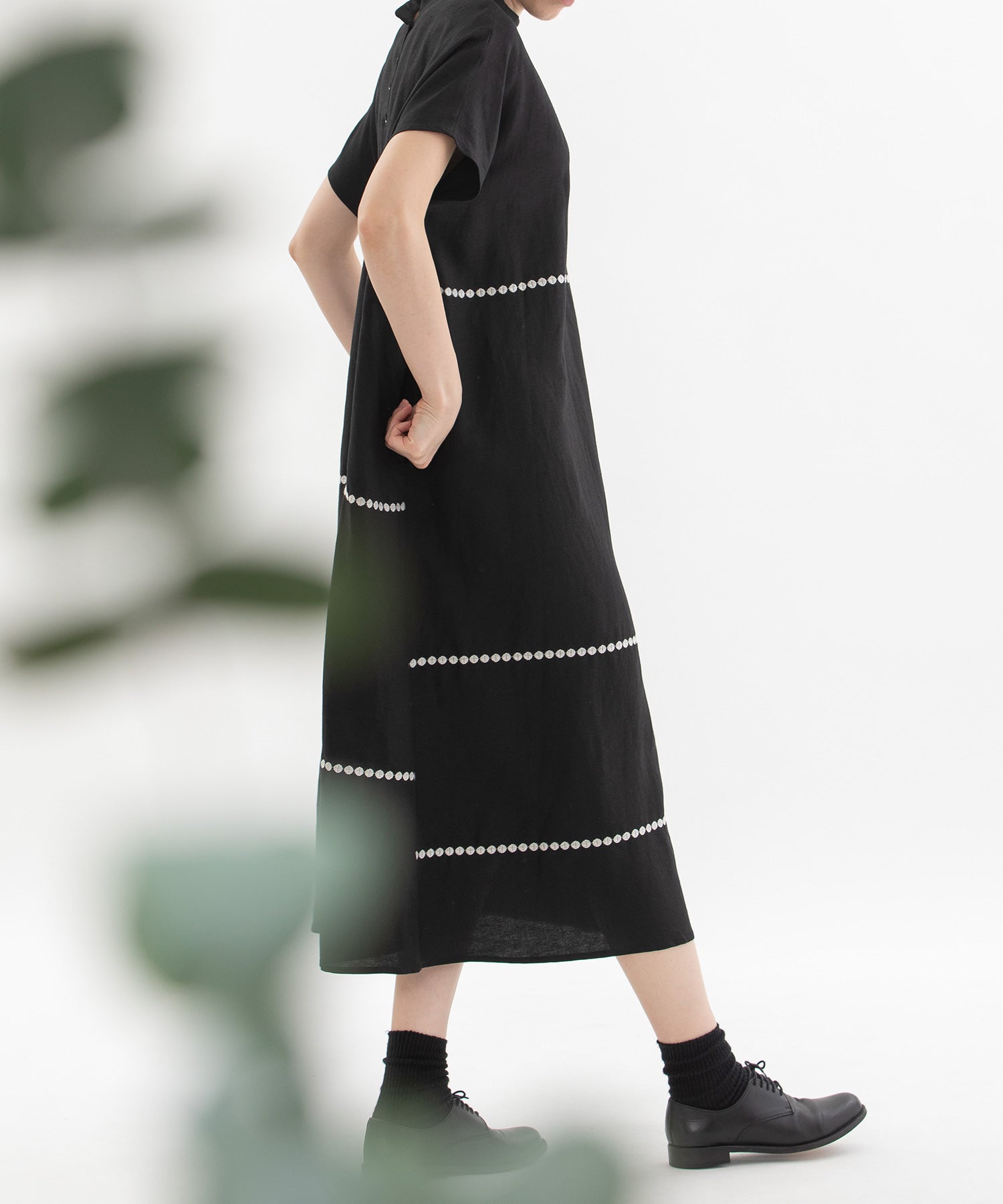 ノップドゥノッド nop de nod リネンレーヨンライン刺繍2wayワンピース （ブラック） ブラック