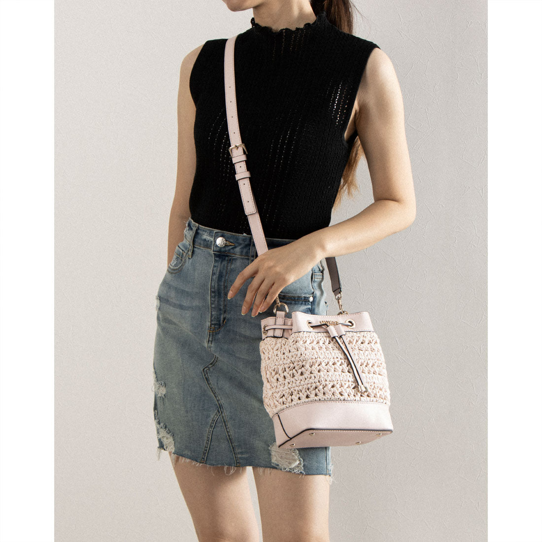 【ライトピンク(DPD)】GUESS ショルダーバッグ (W)LIGURIA Drawstring Bucket GUESS LIGURIA Drawstring Bucket Shoulder Bag for Women