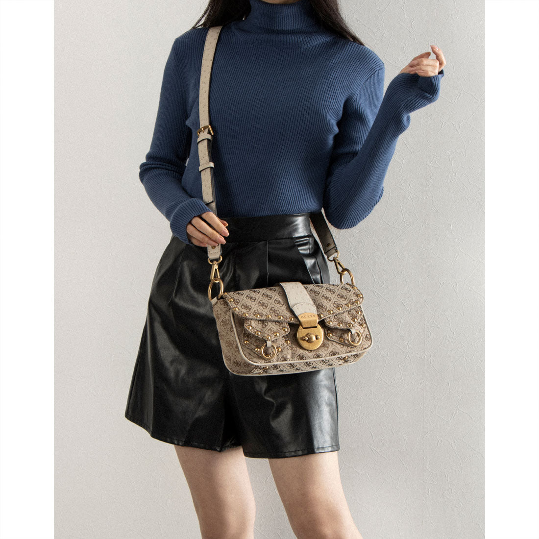 ゲス GUESS SARDINIA Vintage Flap Shoulder Bag  ハンドバッグ ショルダーバッグ レディース