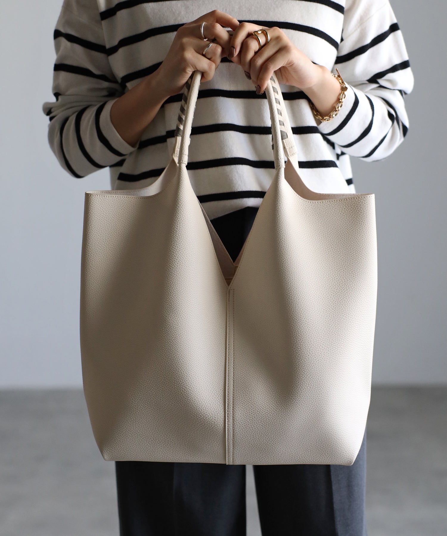 グッシオ GUSCIO センター切り替えVカットトートバッグ （IVORY） IVORY