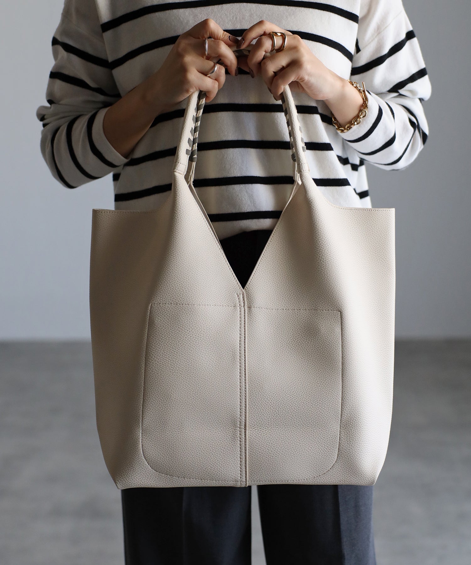 グッシオ GUSCIO センター切り替えVカットトートバッグ （IVORY） IVORY