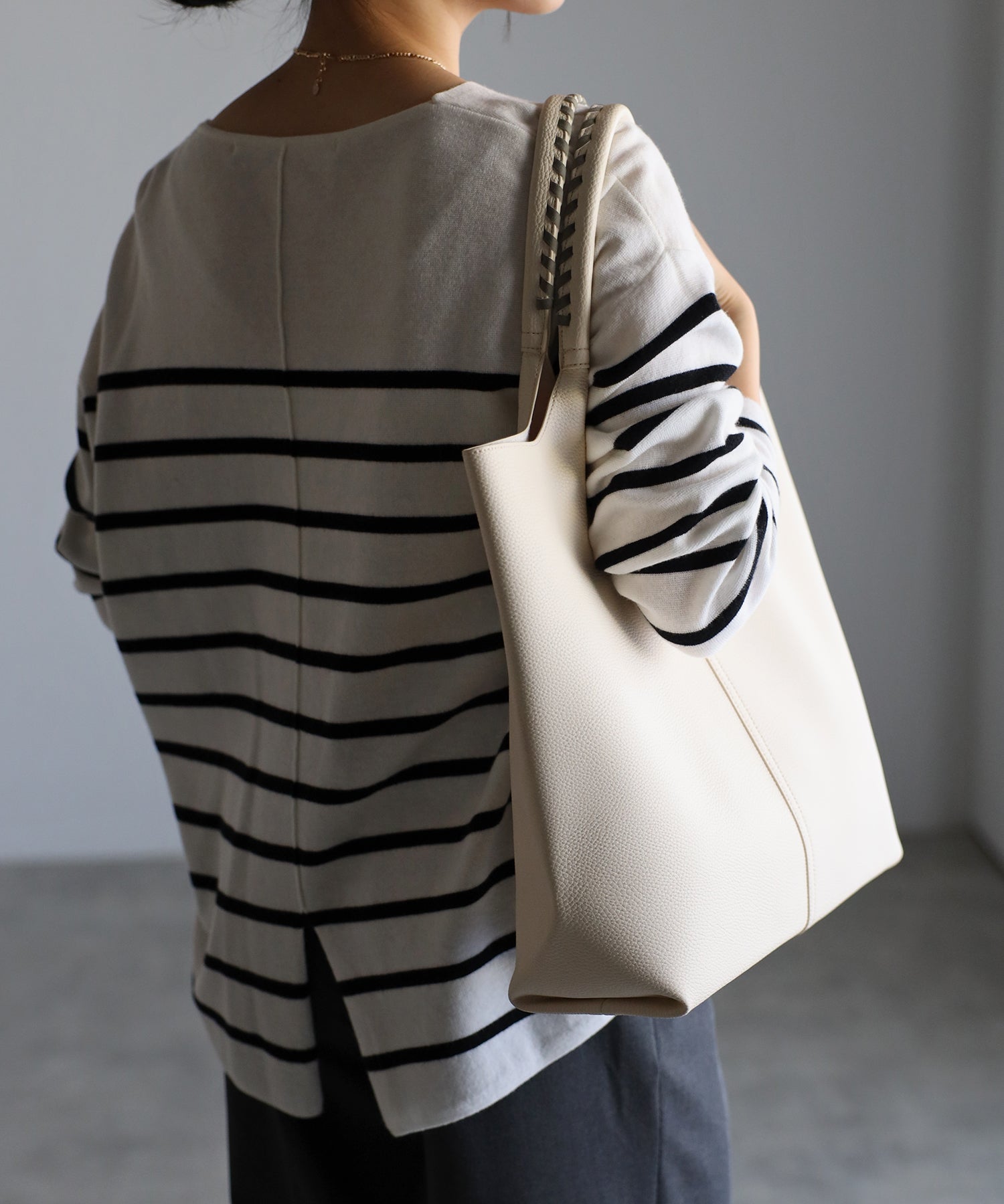 グッシオ GUSCIO センター切り替えVカットトートバッグ （IVORY） IVORY