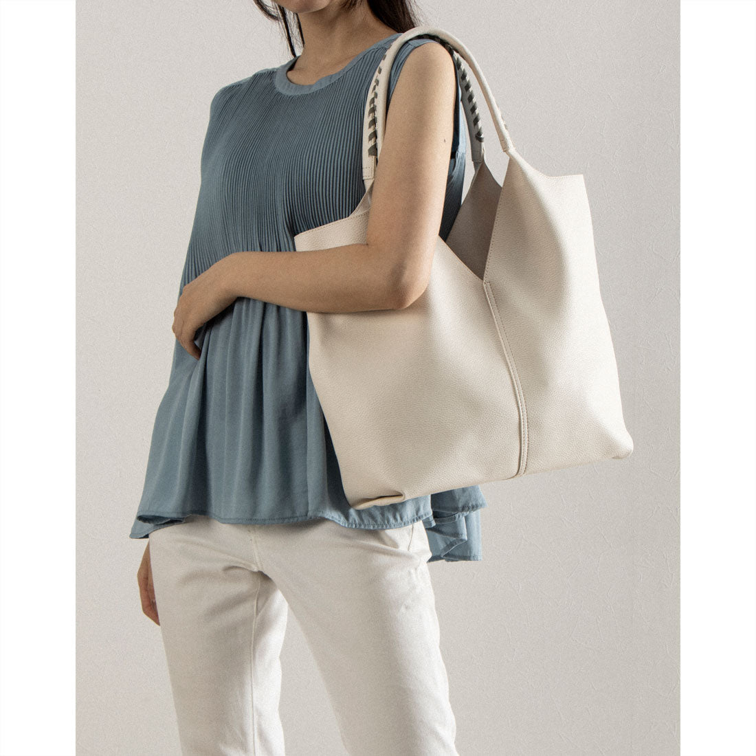 グッシオ GUSCIO センター切り替えVカットトートバッグ （IVORY） IVORY