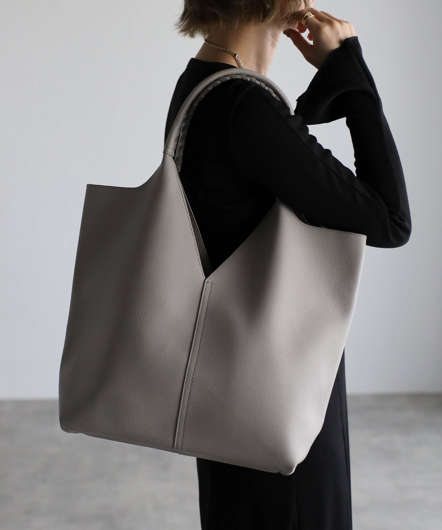 グッシオ GUSCIO センター切り替えVカットトートバッグ （GRAY） GRAY
