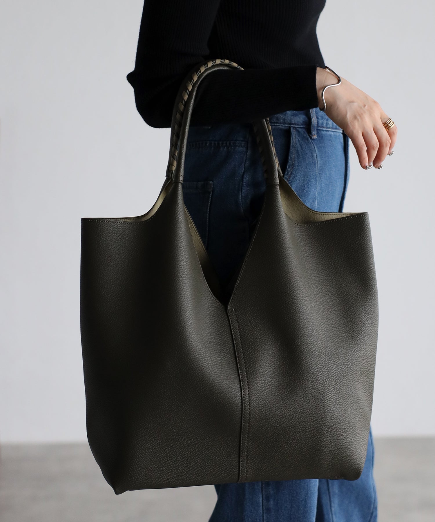 グッシオ GUSCIO センター切り替えVカットトートバッグ （KHAKI） KHAKI