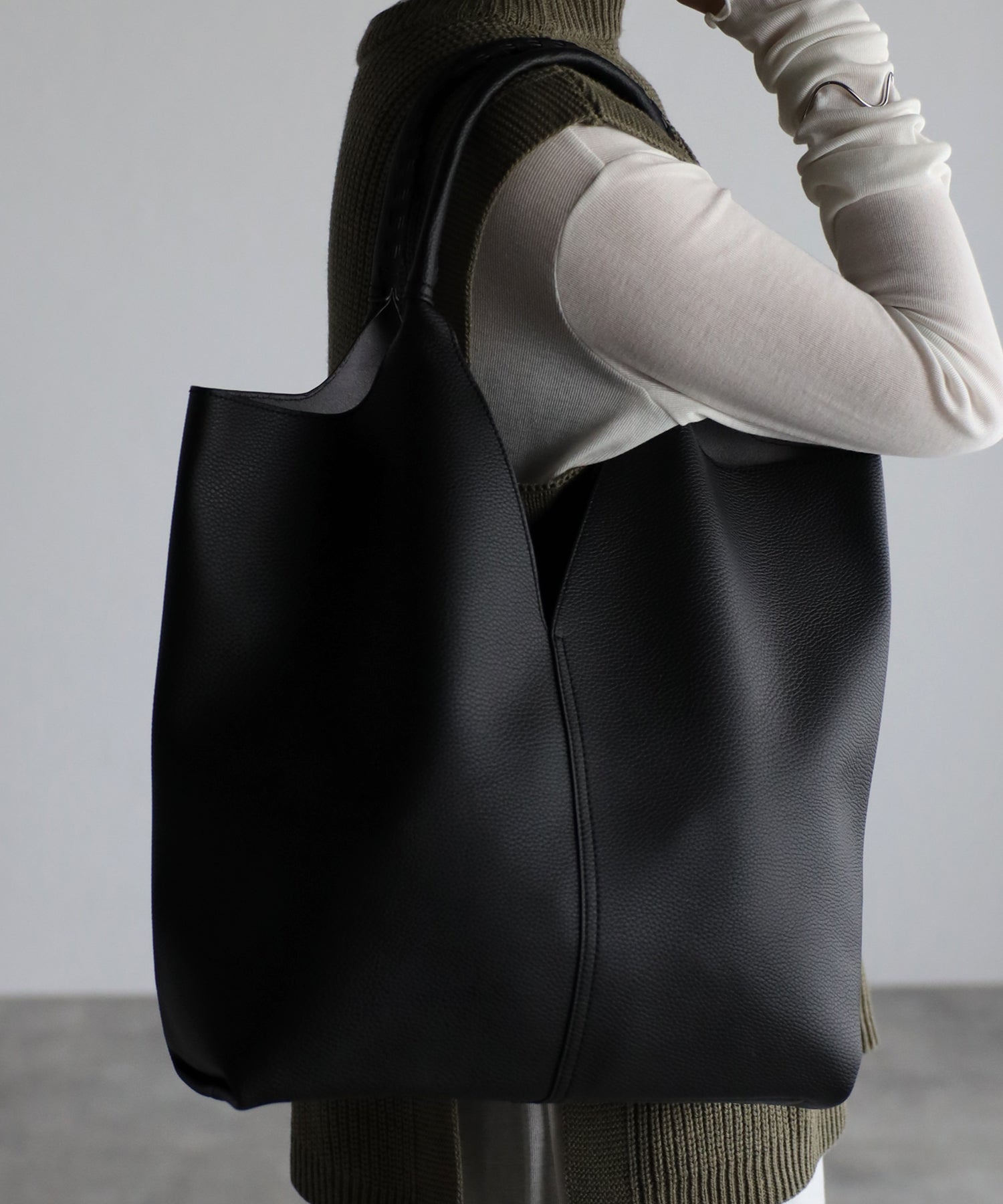 グッシオ GUSCIO センター切り替えVカットトートバッグ （BLACK） BLACK