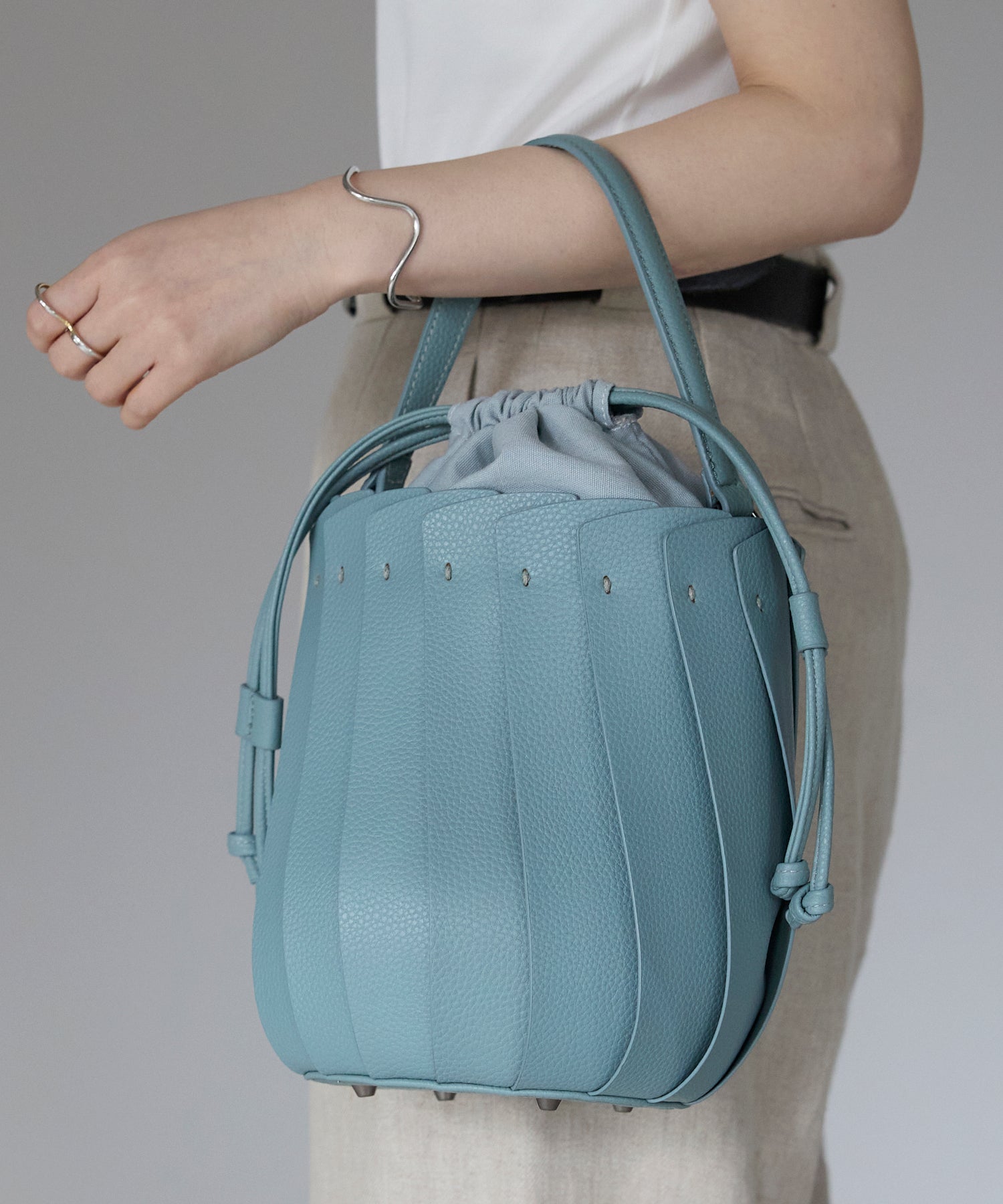 グッシオ GUSCIO バケツ型プリーツショルダーバッグ （BLUE） BLUE