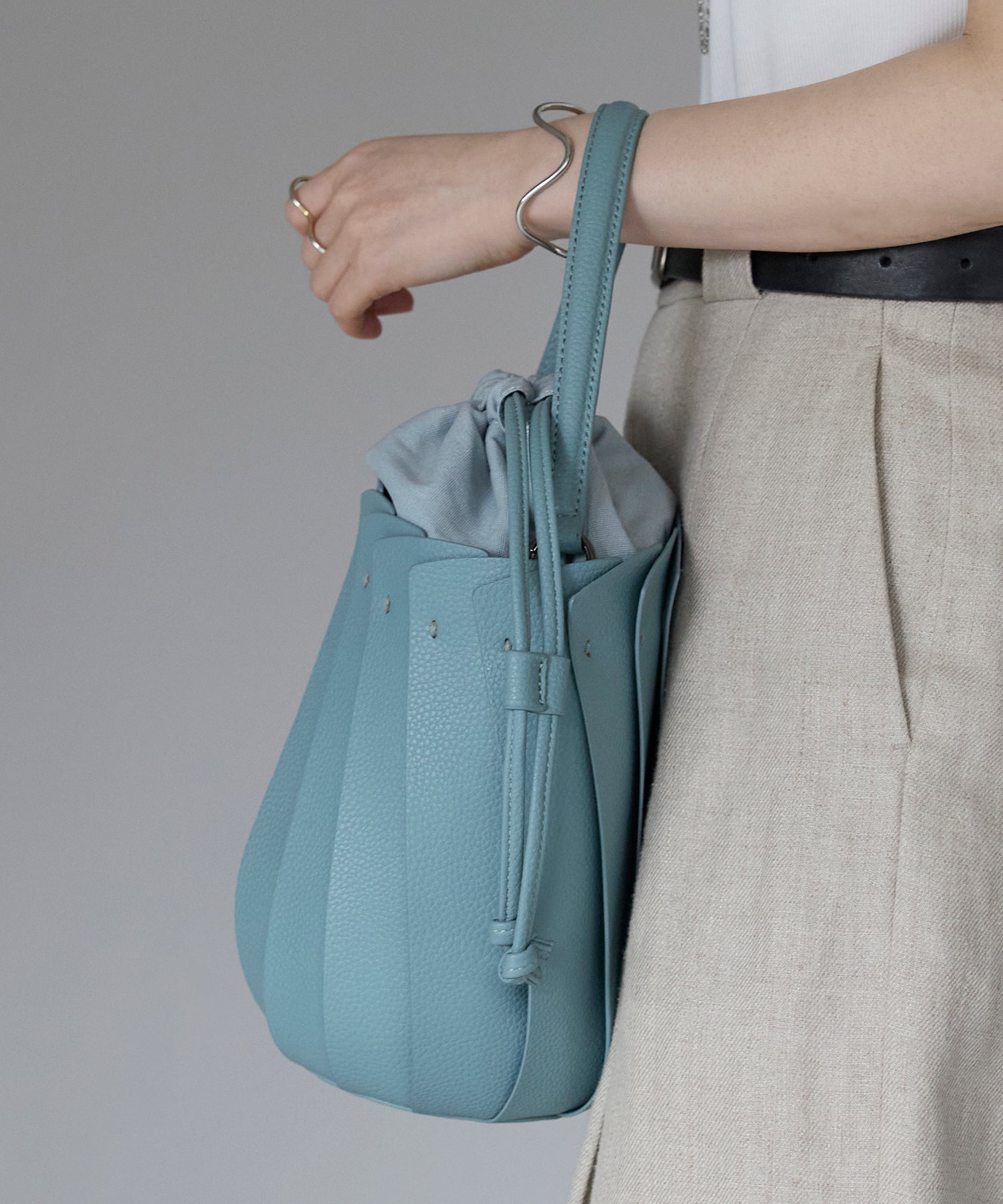 グッシオ GUSCIO バケツ型プリーツショルダーバッグ （BLUE） BLUE