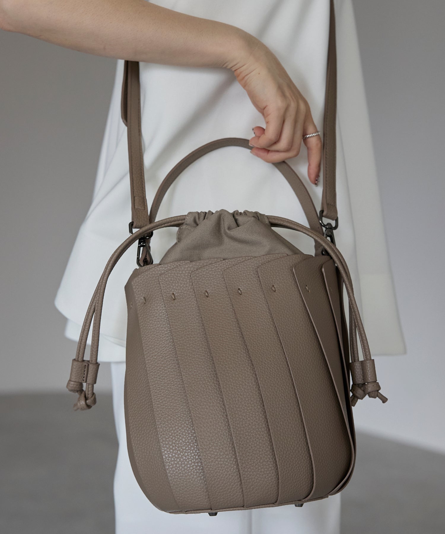 グッシオ GUSCIO バケツ型プリーツショルダーバッグ （GRAY） GRAY