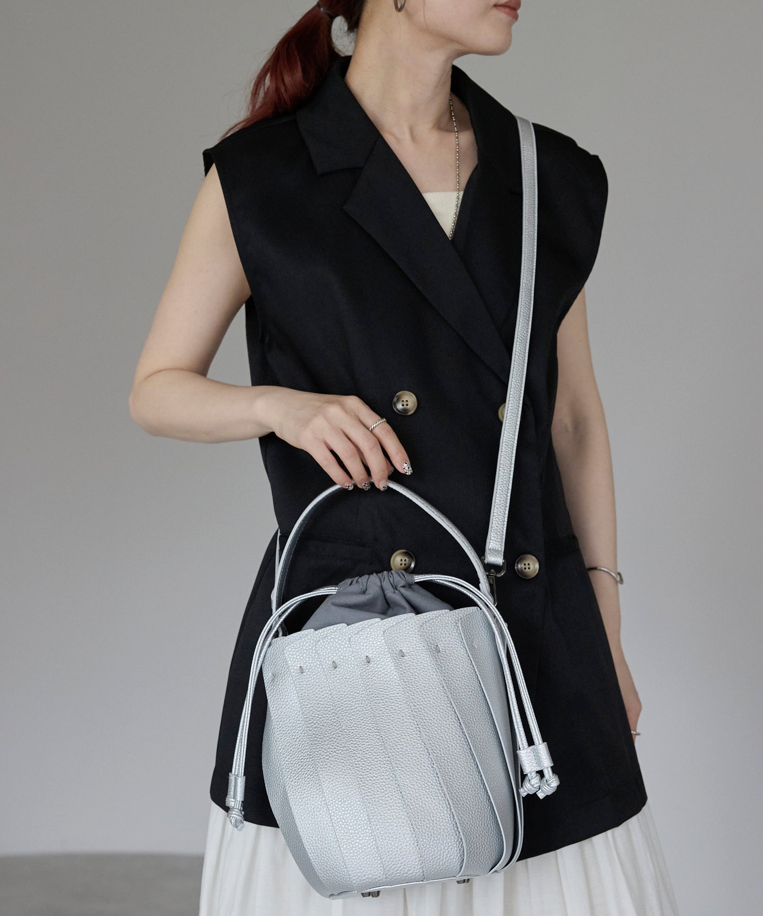 グッシオ GUSCIO バケツ型プリーツショルダーバッグ （SILVER） SILVER