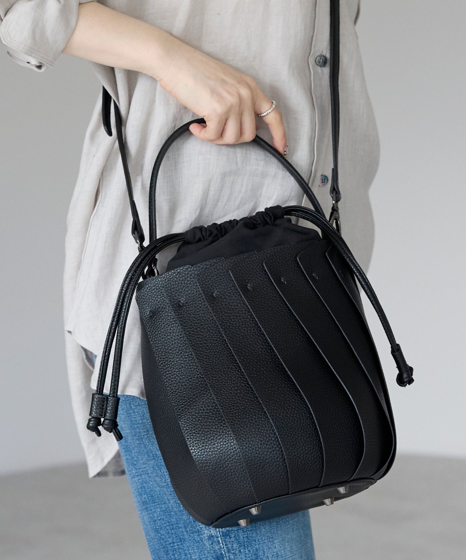 グッシオ GUSCIO バケツ型プリーツショルダーバッグ （BLACK） BLACK