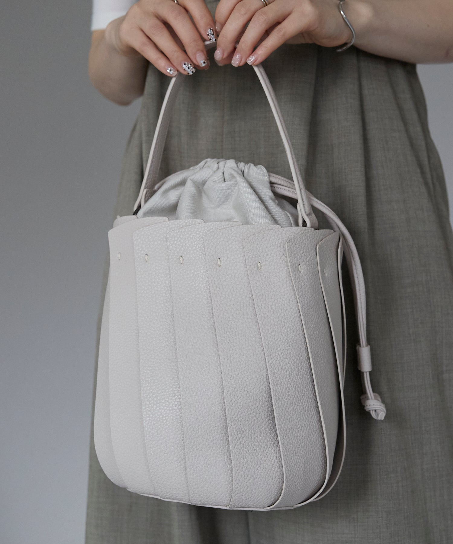 グッシオ GUSCIO バケツ型プリーツショルダーバッグ （GREIGE） GREIGE