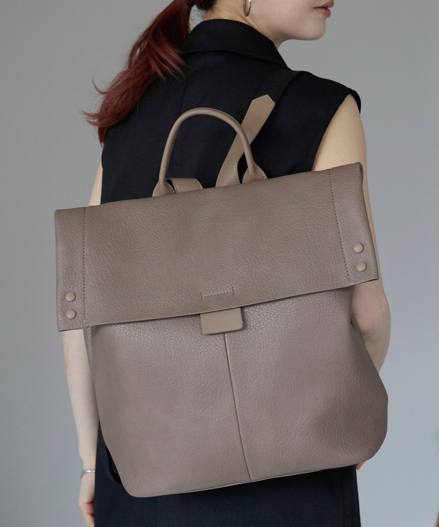 グッシオ GUSCIO PUレザーかぶせリュック 横型 （GREIGE） GREIGE