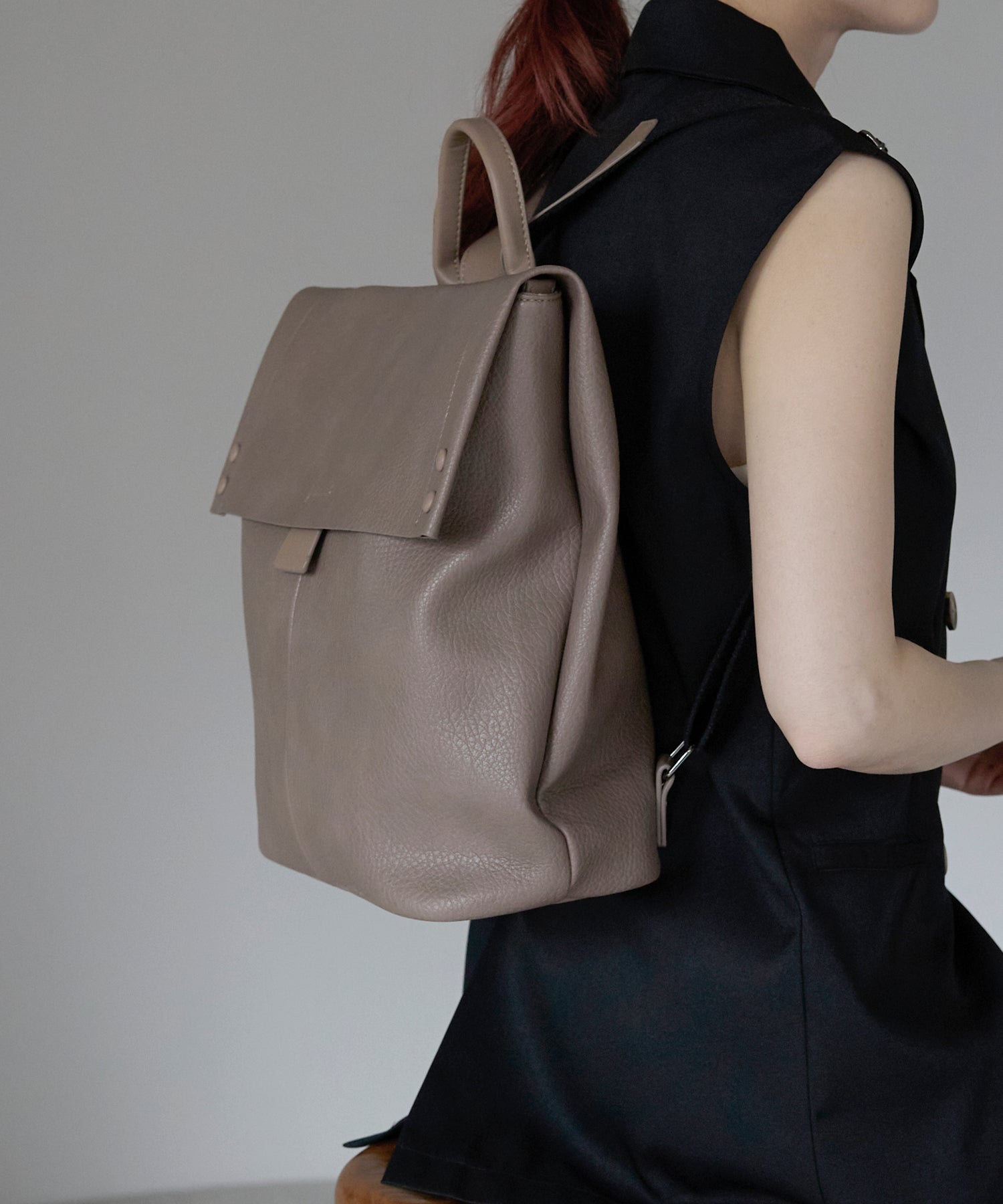 グッシオ GUSCIO PUレザーかぶせリュック 横型 （GREIGE） GREIGE
