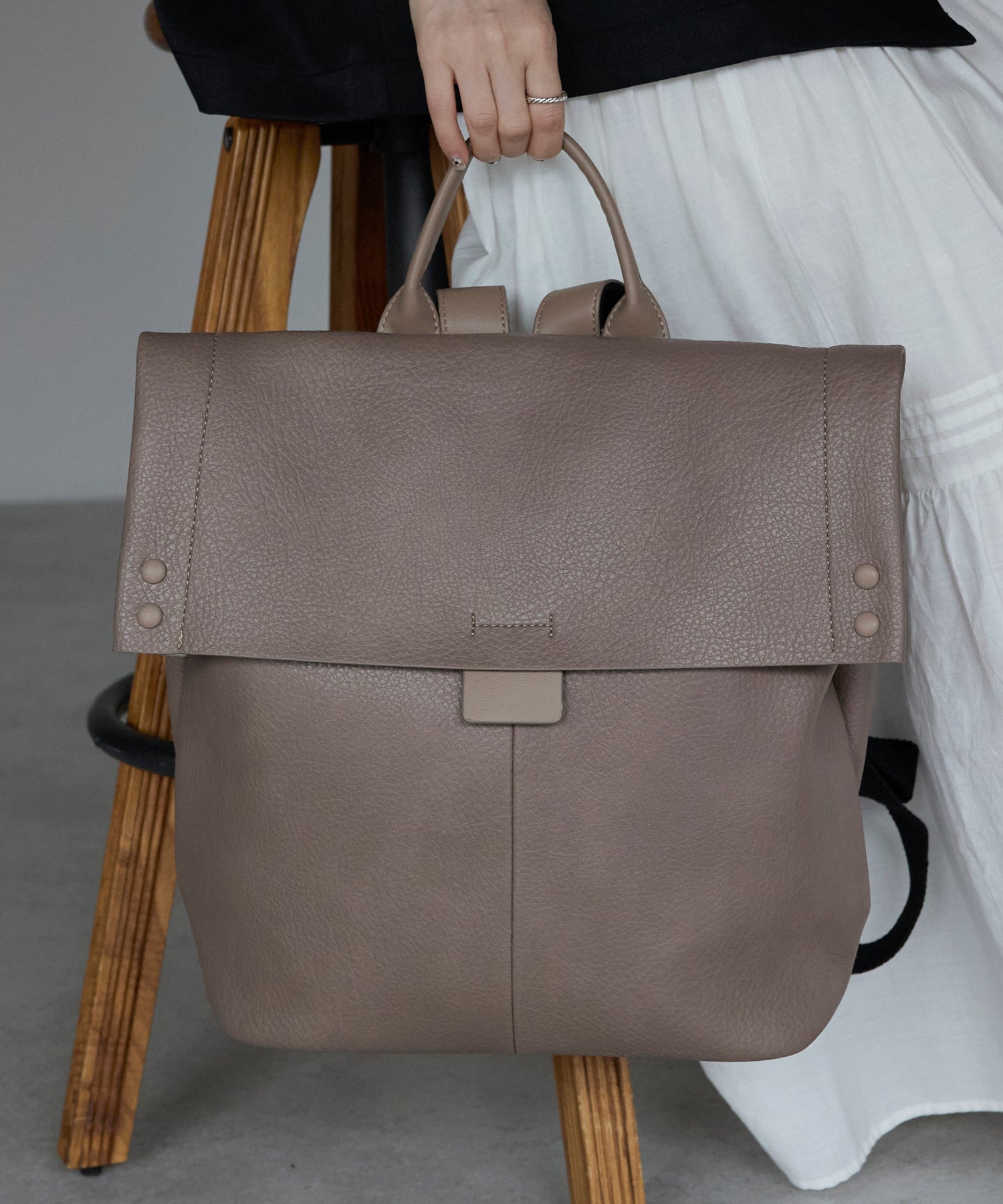 グッシオ GUSCIO PUレザーかぶせリュック 横型 （GREIGE） GREIGE