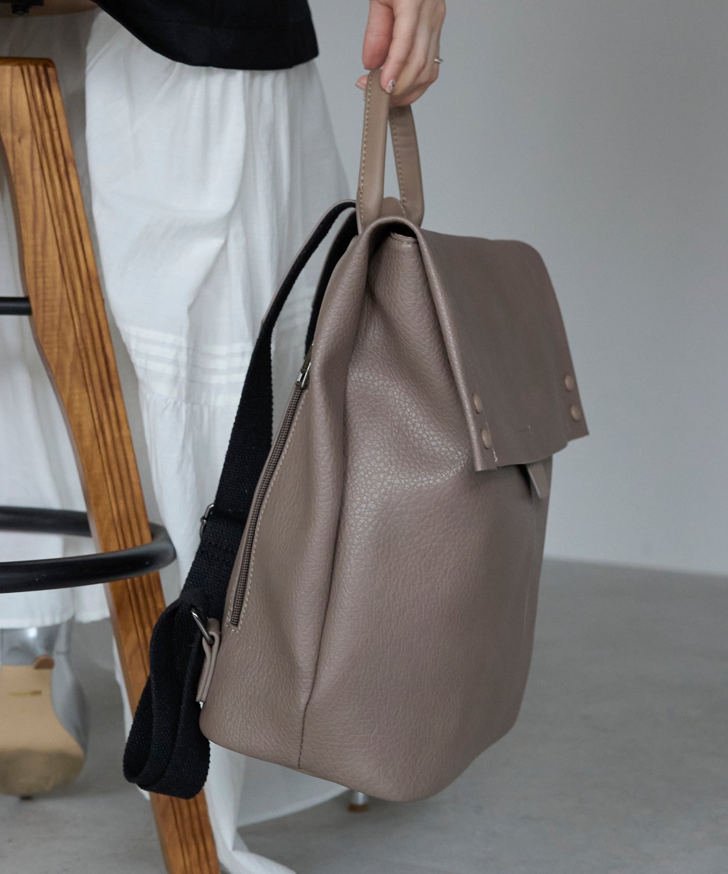グッシオ GUSCIO PUレザーかぶせリュック 横型 （GREIGE） GREIGE
