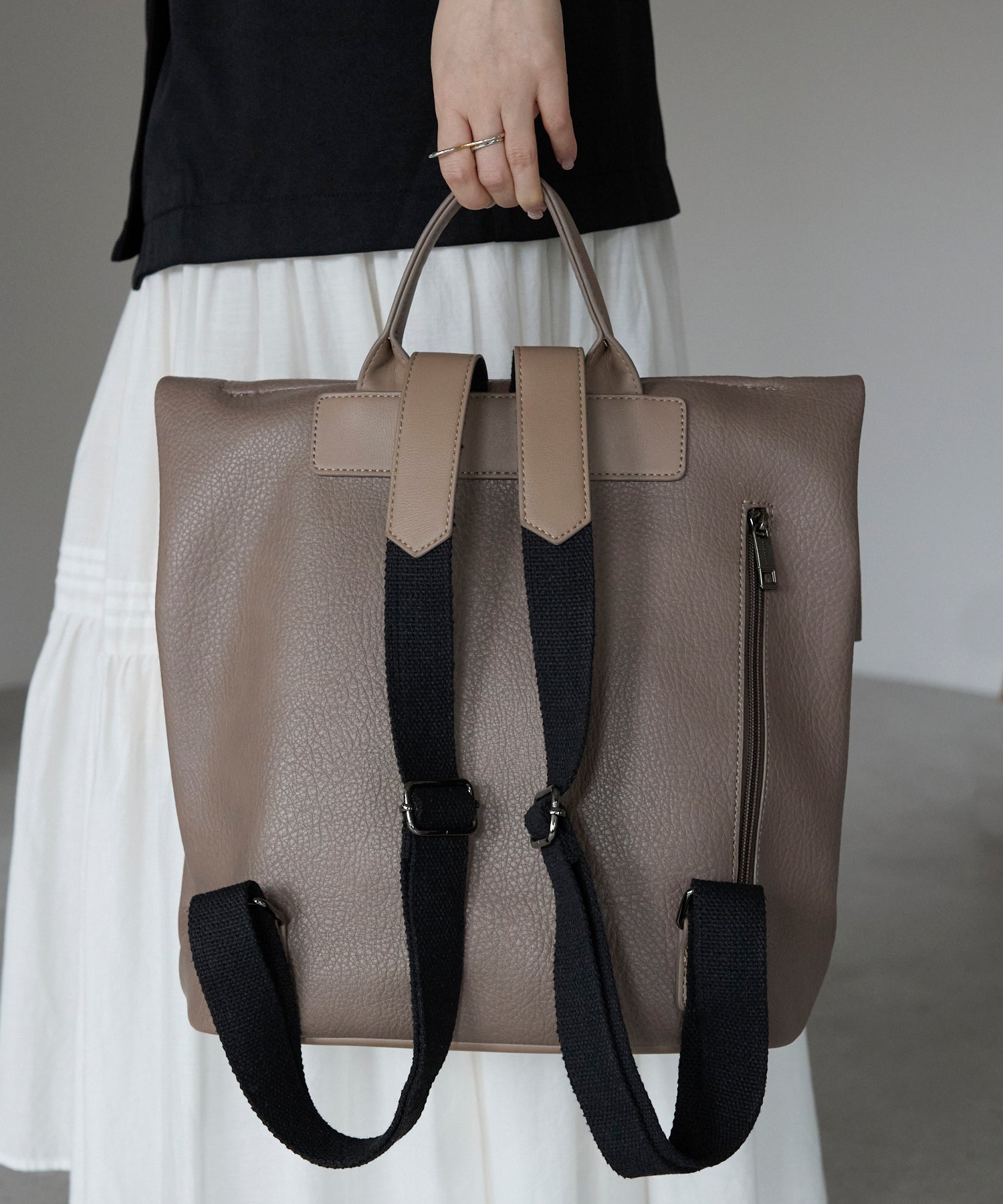グッシオ GUSCIO PUレザーかぶせリュック 横型 （GREIGE） GREIGE