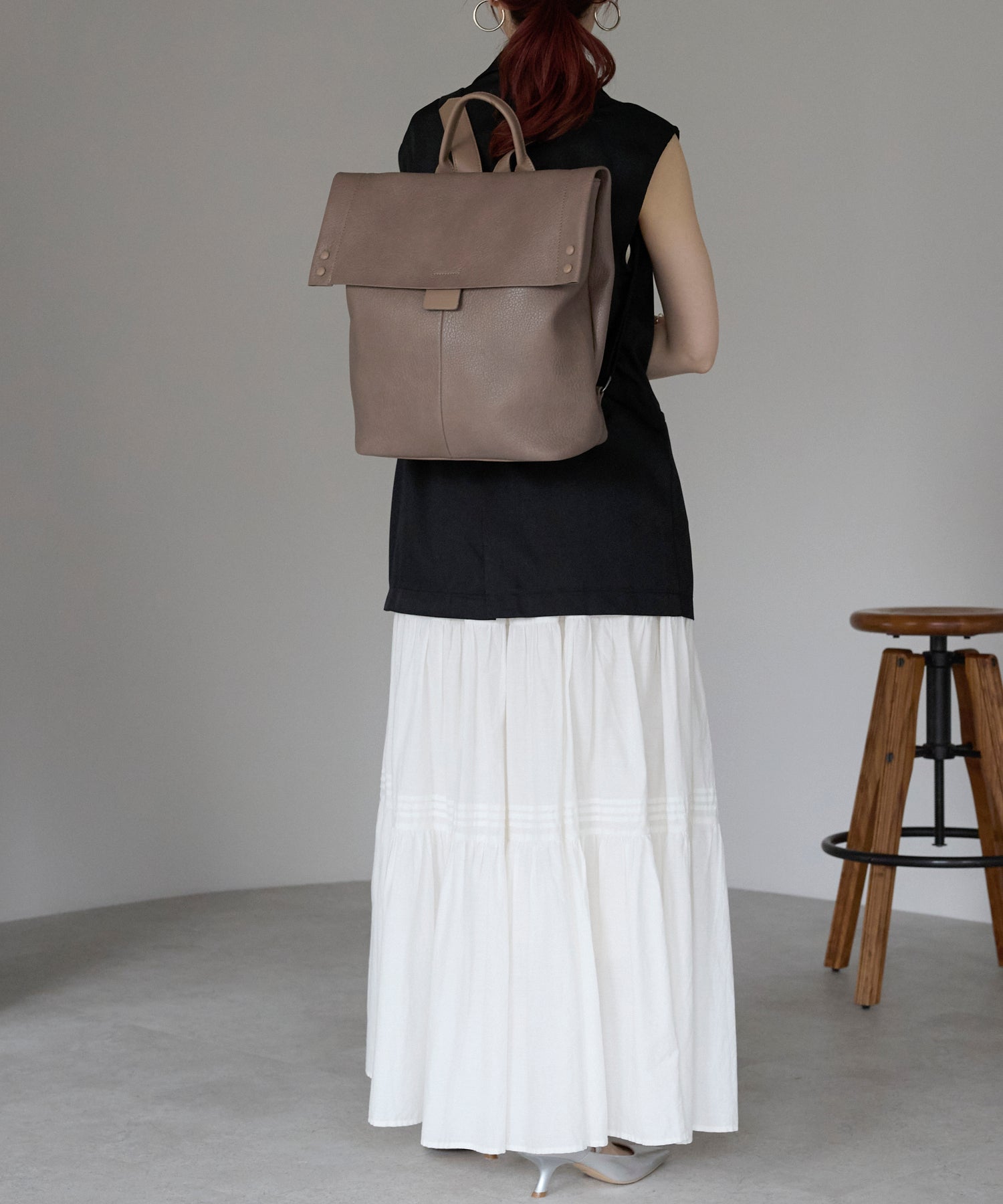 グッシオ GUSCIO PUレザーかぶせリュック 横型 （GREIGE） GREIGE