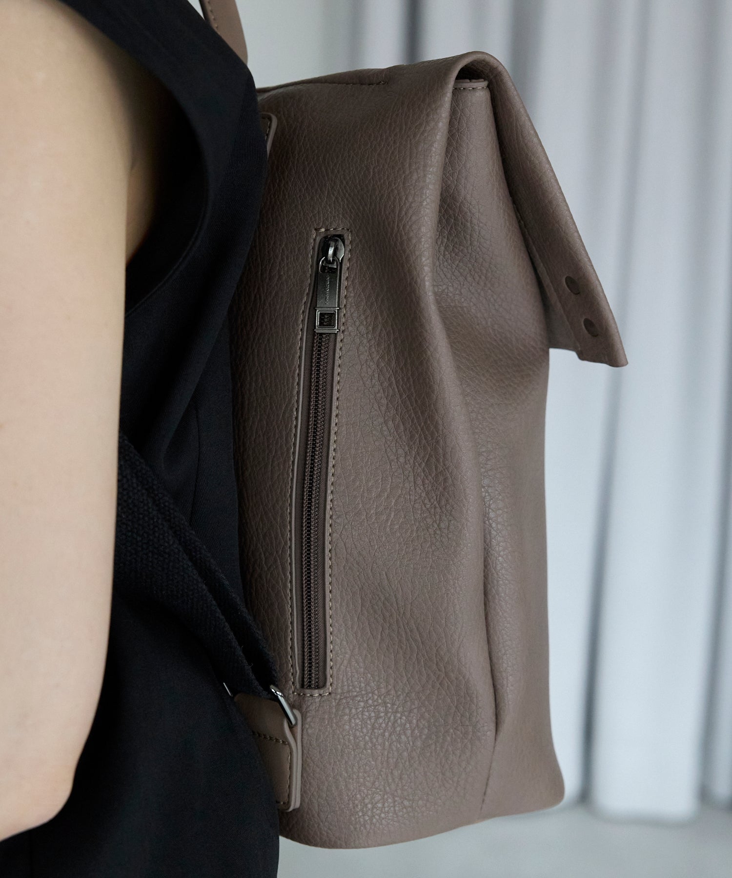 グッシオ GUSCIO PUレザーかぶせリュック 横型 （GREIGE） GREIGE