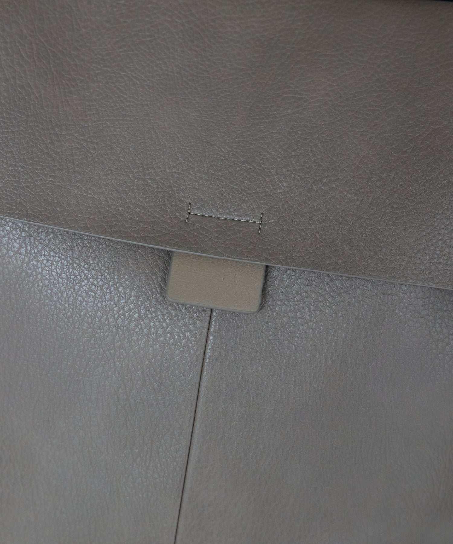 グッシオ GUSCIO PUレザーかぶせリュック 横型 （GREIGE） GREIGE
