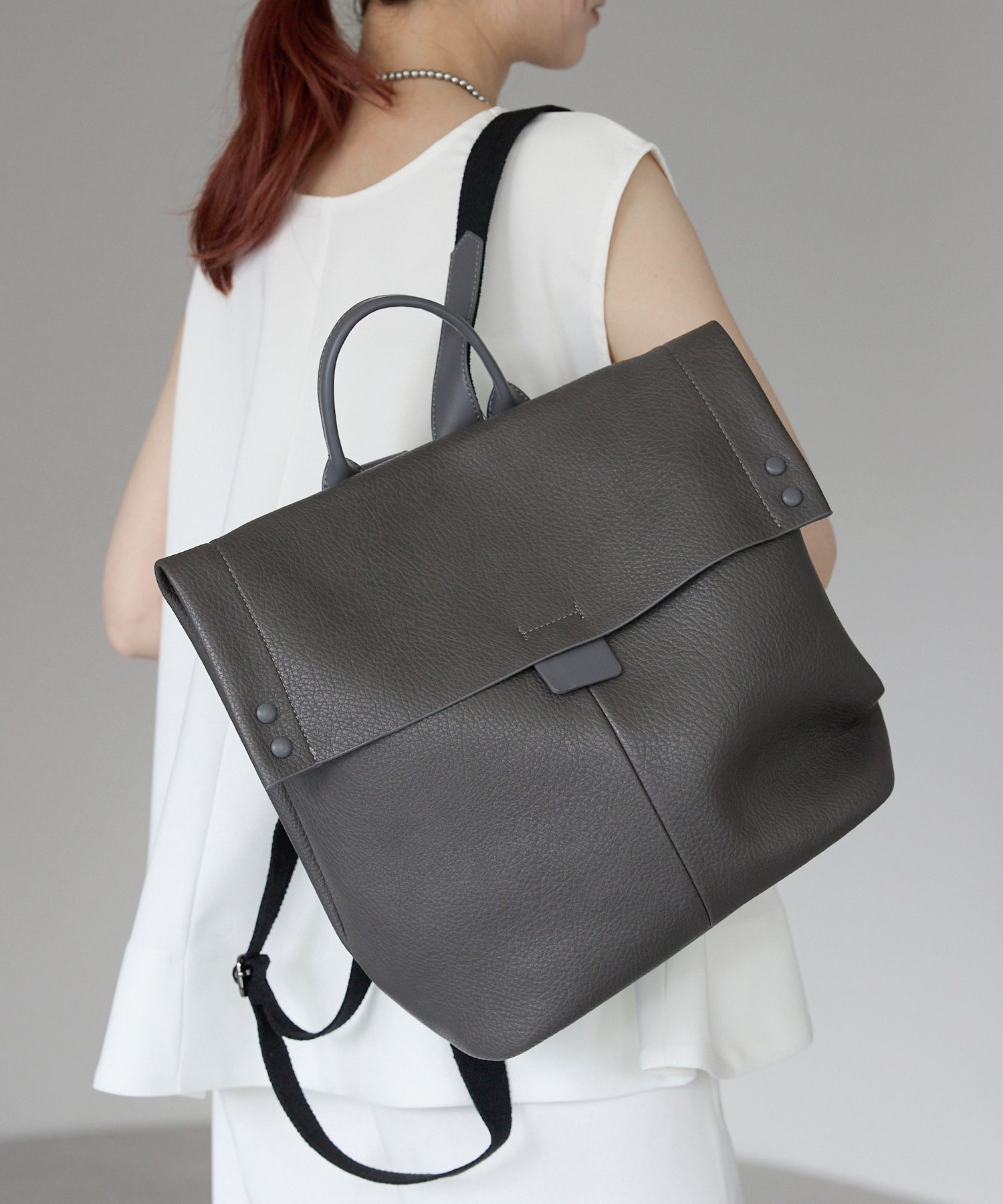 グッシオ GUSCIO PUレザーかぶせリュック 横型 （D.GRAY） D.GRAY