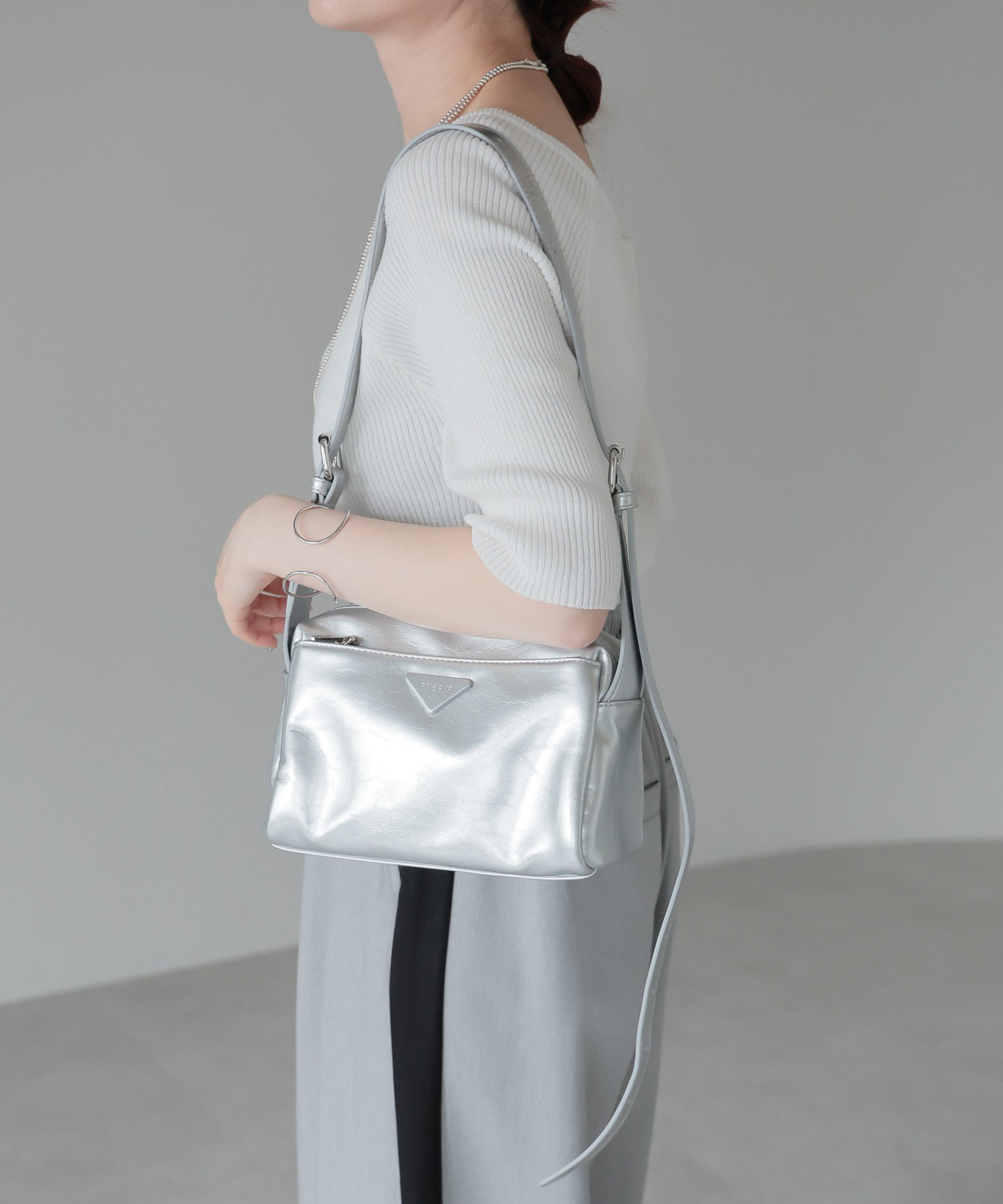 グッシオ GUSCIO ヴィンテージ ダメージ風PUレザーショルダーバッグ （SILVER） SILVER