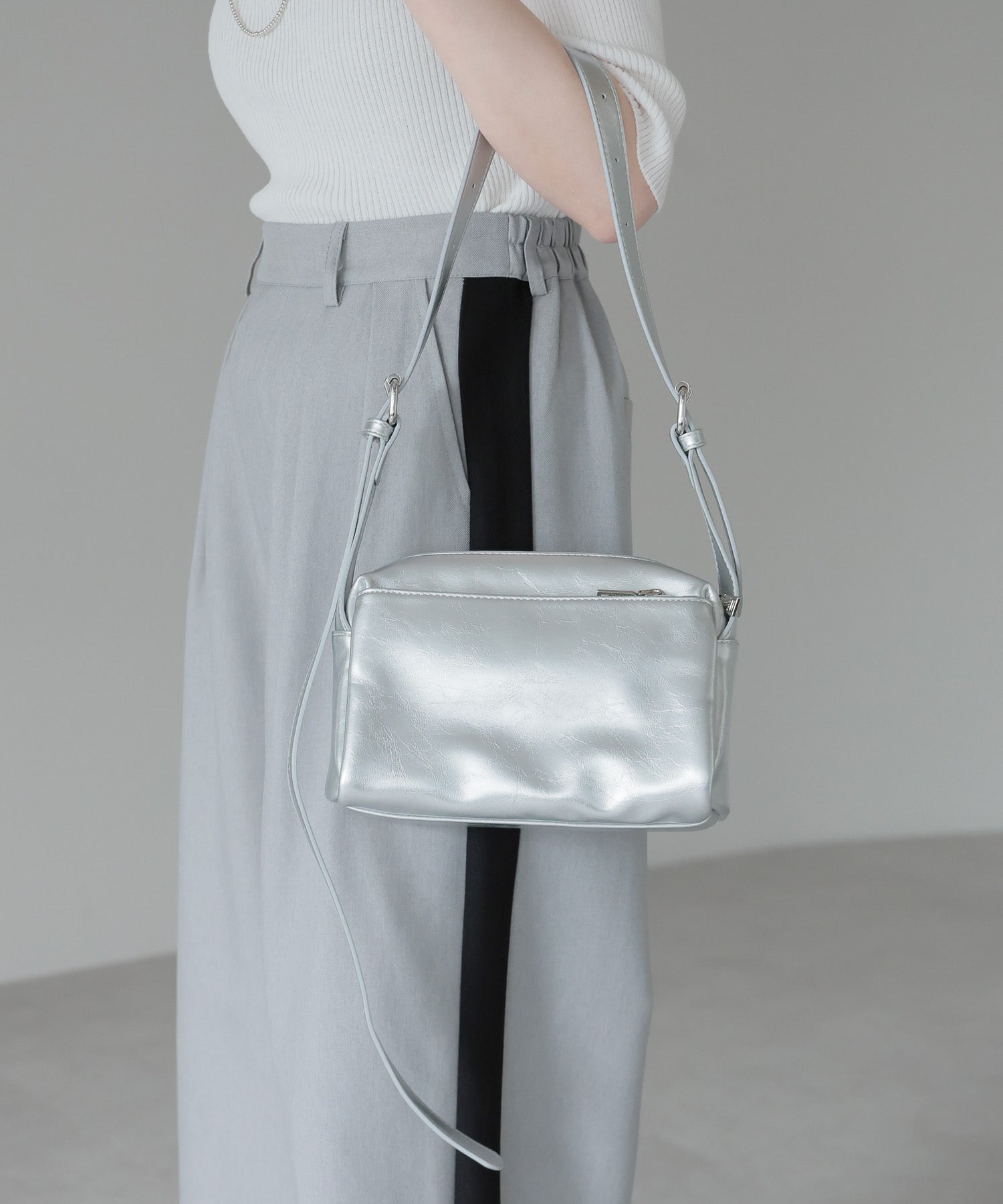 グッシオ GUSCIO ヴィンテージ ダメージ風PUレザーショルダーバッグ （SILVER） SILVER