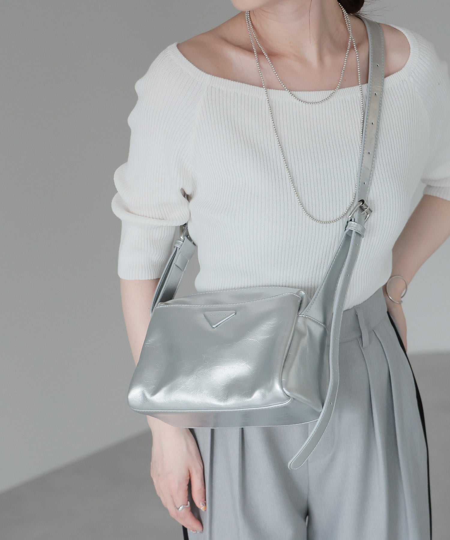グッシオ GUSCIO ヴィンテージ ダメージ風PUレザーショルダーバッグ （SILVER） SILVER