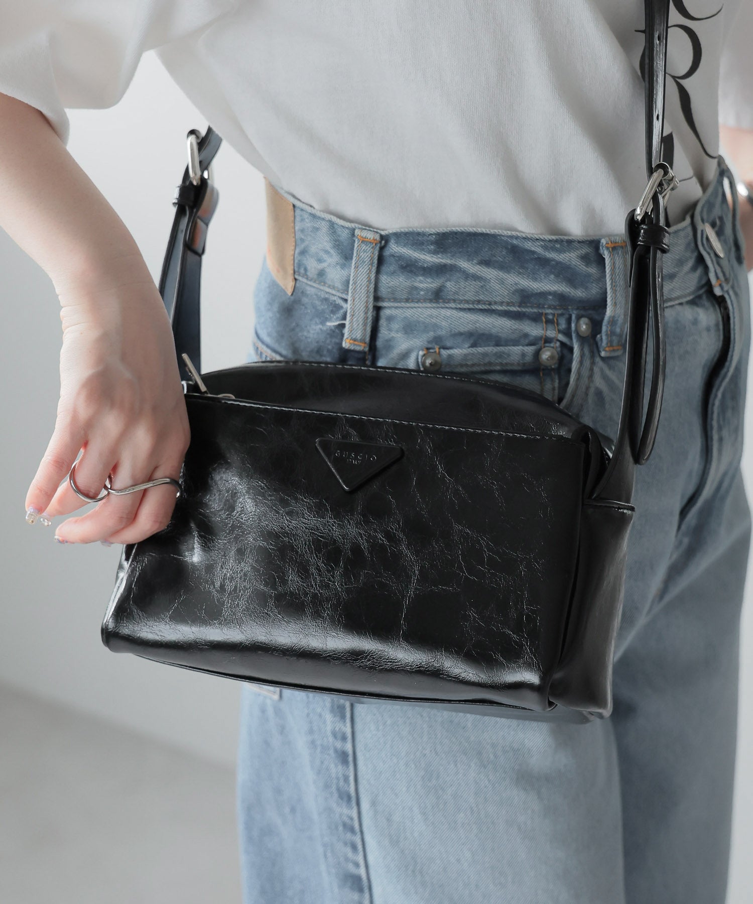 グッシオ GUSCIO ヴィンテージ ダメージ風PUレザーショルダーバッグ （BLACK） BLACK