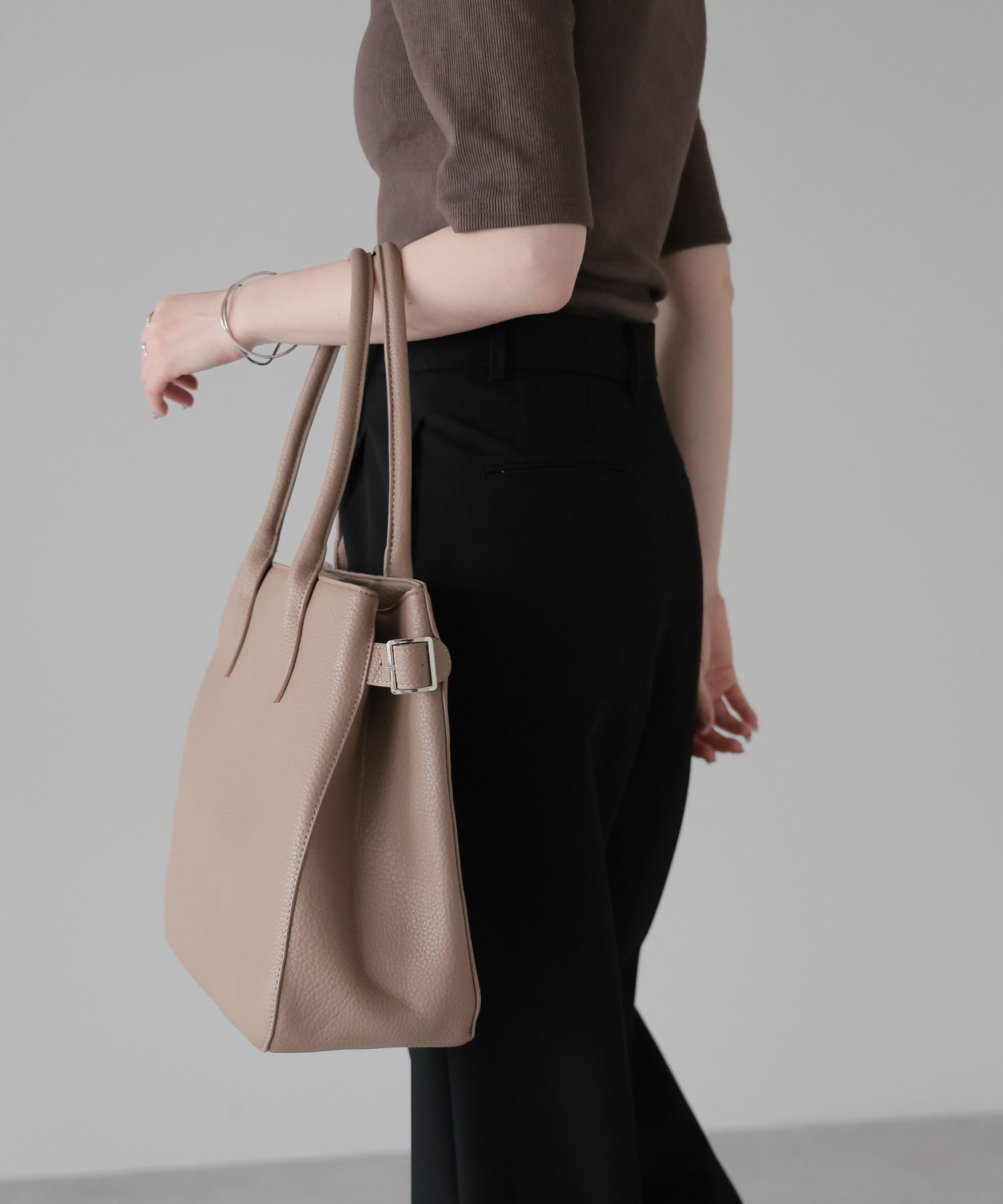 グッシオ GUSCIO サイドベルトトートバッグ （BEIGE） BEIGE