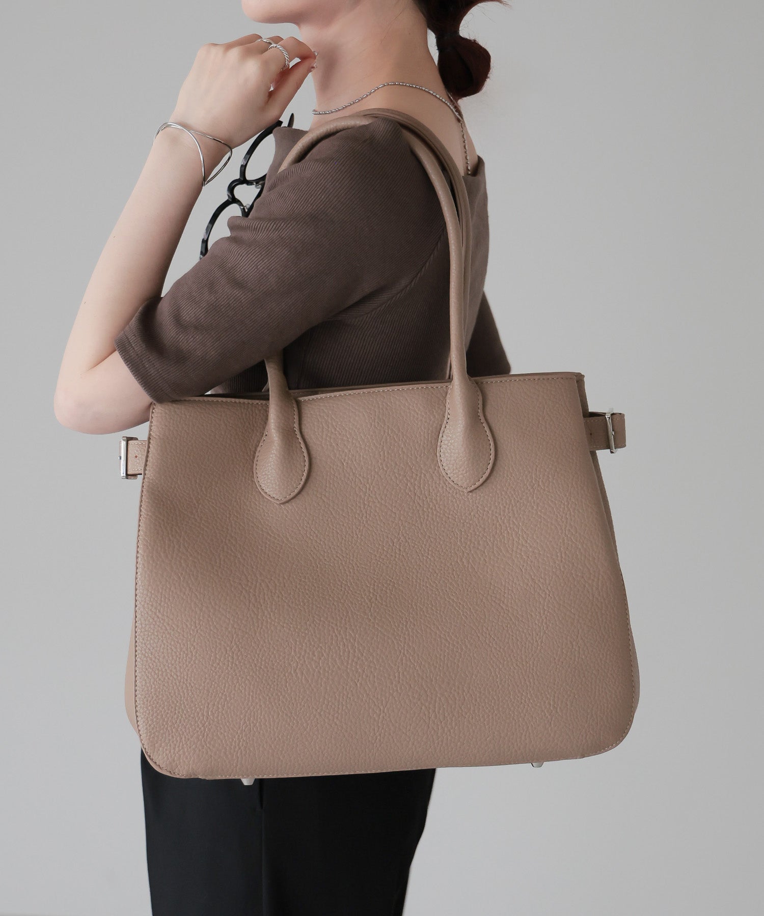 グッシオ GUSCIO サイドベルトトートバッグ （BEIGE） BEIGE