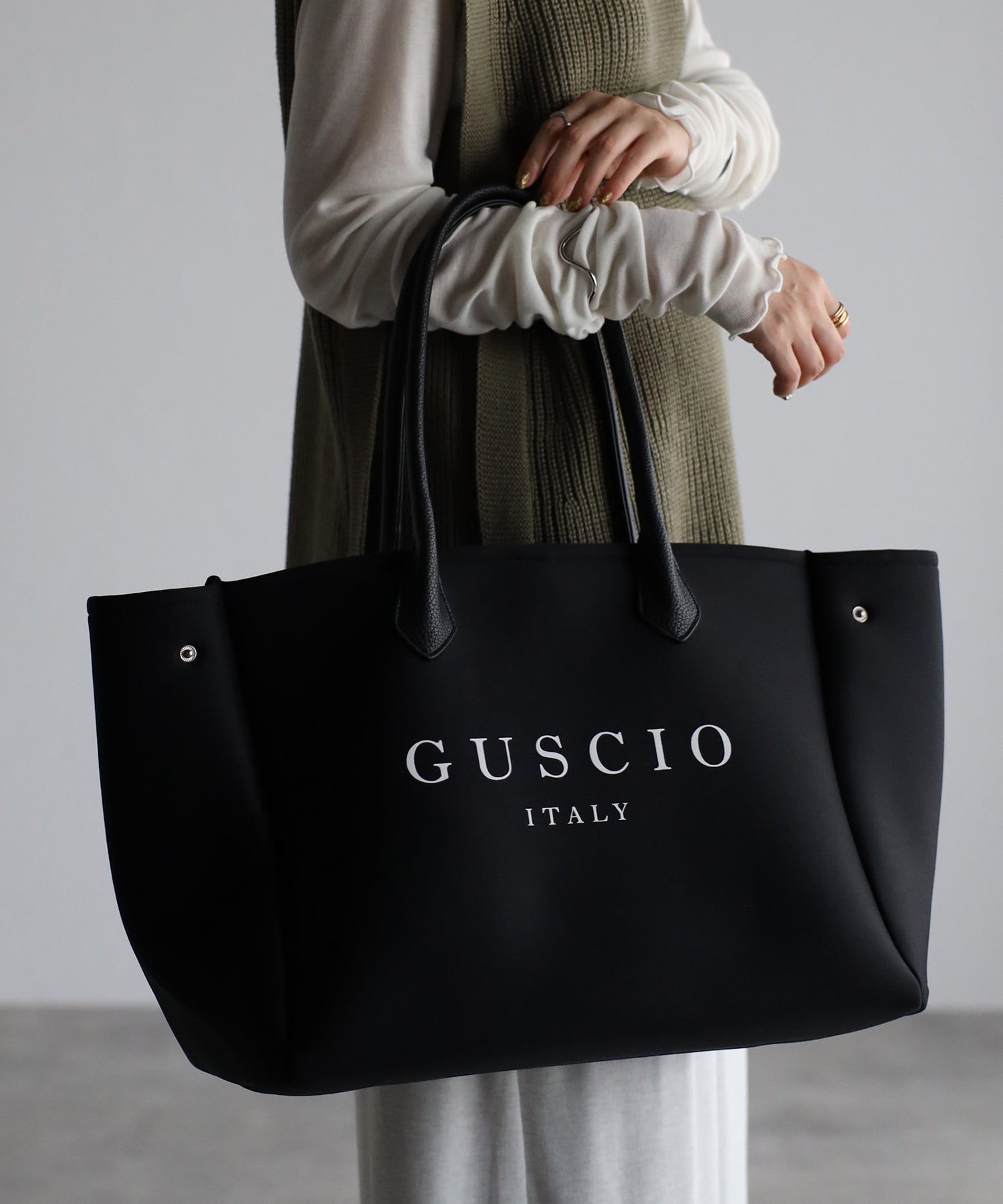 グッシオ GUSCIO ネオプレーン素材 トートバッグ 通勤/ジム/ママバッグ （BLACK） BLACK
