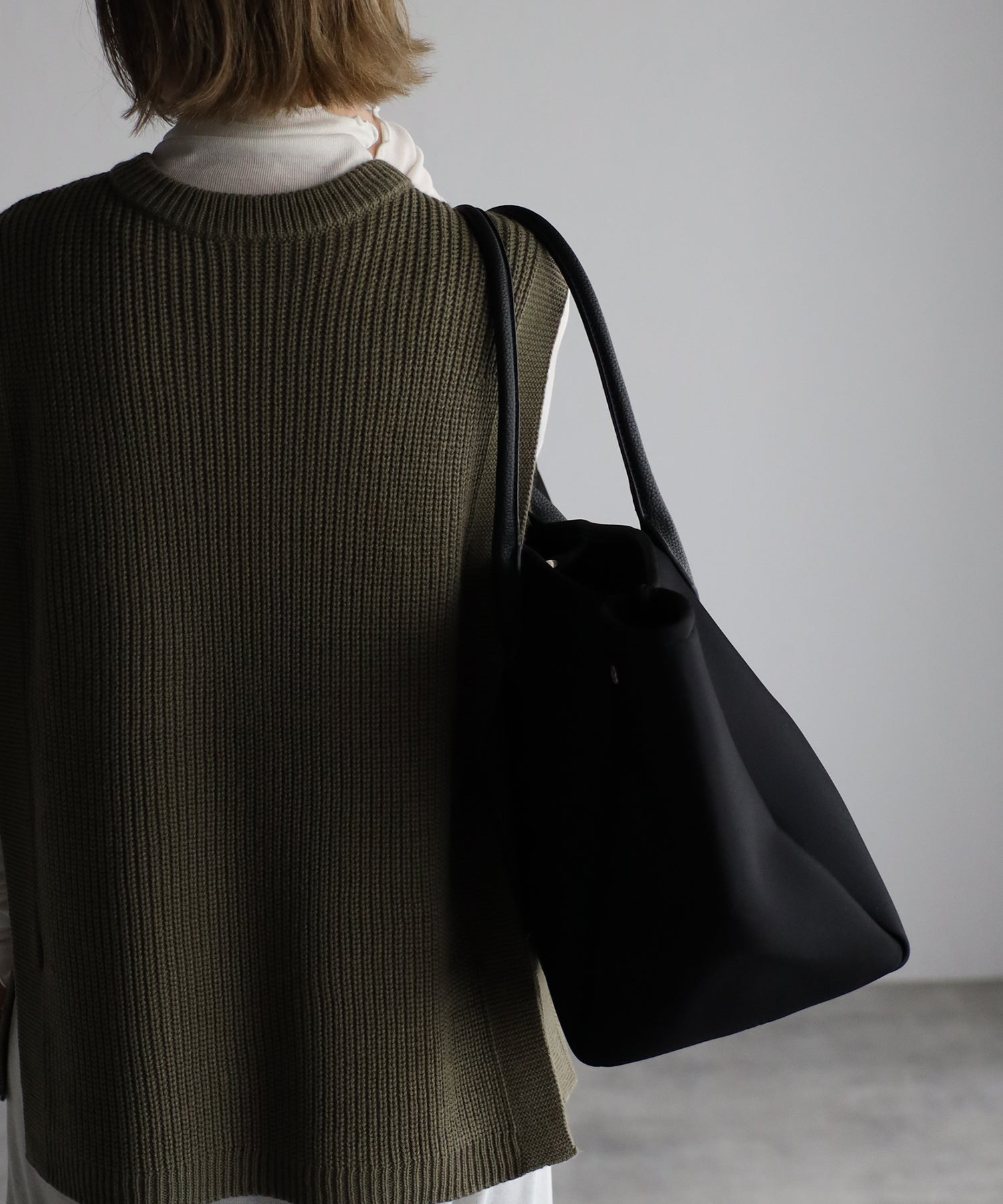 グッシオ GUSCIO ネオプレーン素材 トートバッグ 通勤/ジム/ママバッグ （BLACK） BLACK