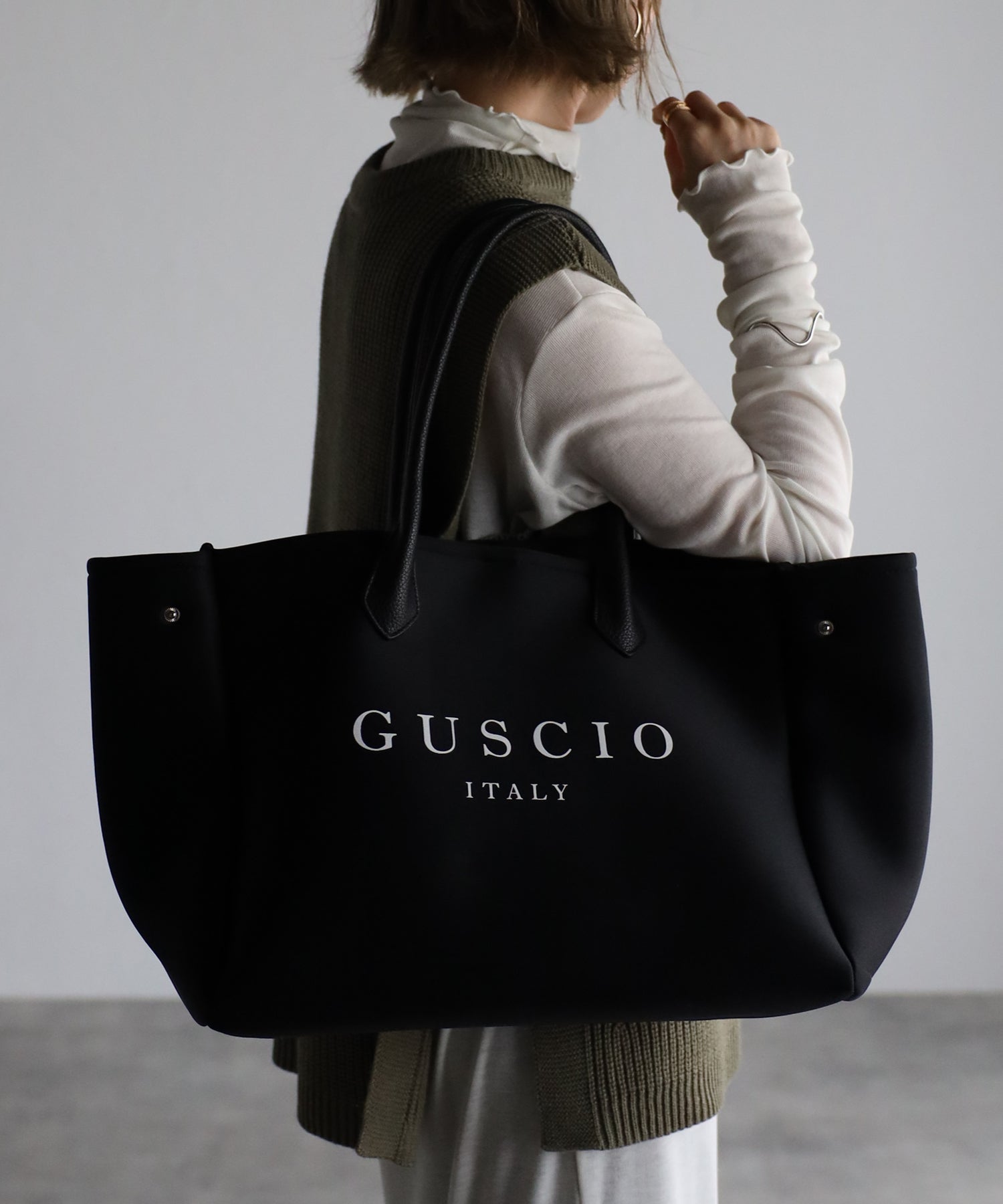 グッシオ GUSCIO ネオプレーン素材 トートバッグ 通勤/ジム/ママバッグ （BLACK） BLACK