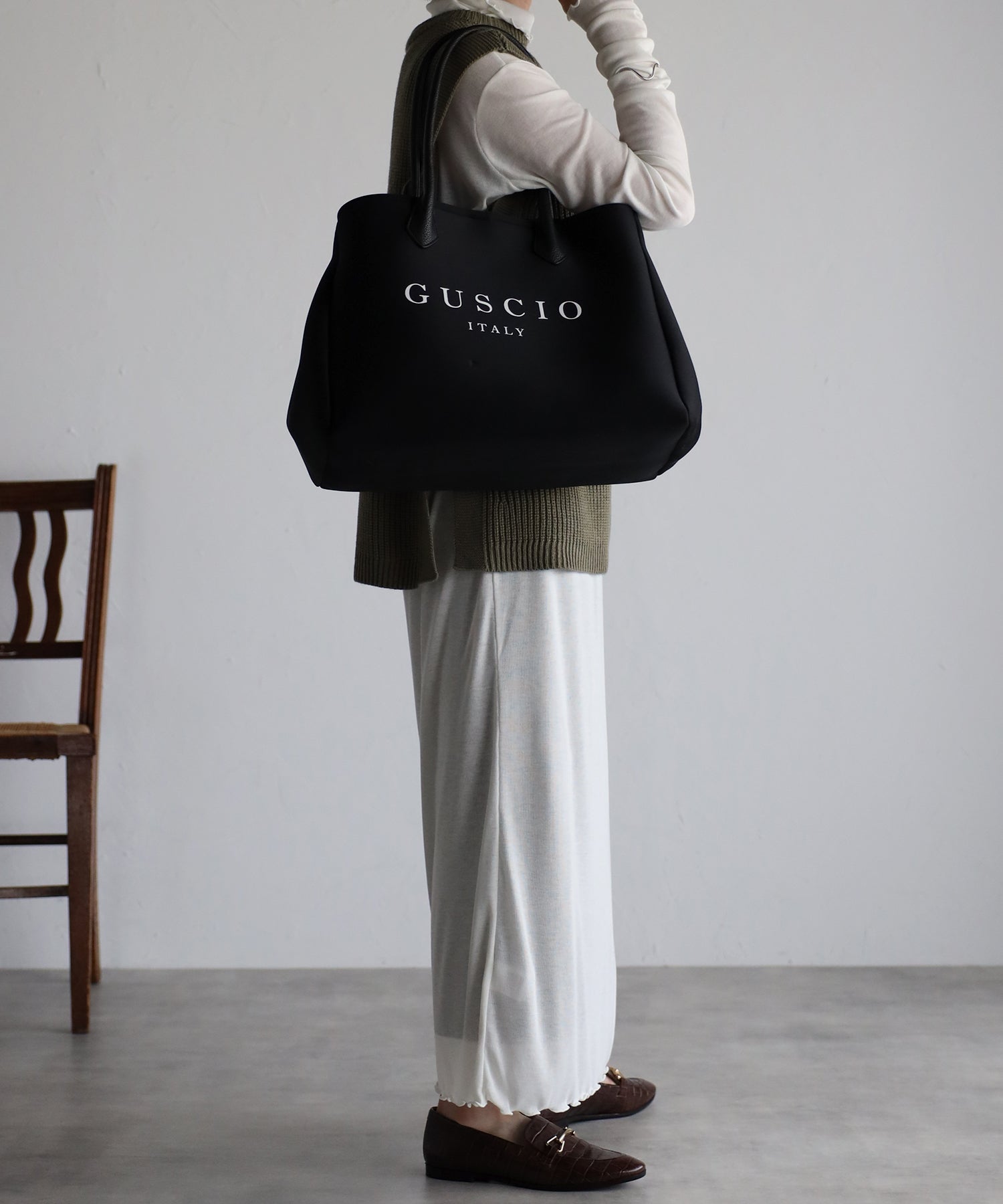 グッシオ GUSCIO ネオプレーン素材 トートバッグ 通勤/ジム/ママバッグ （BLACK） BLACK
