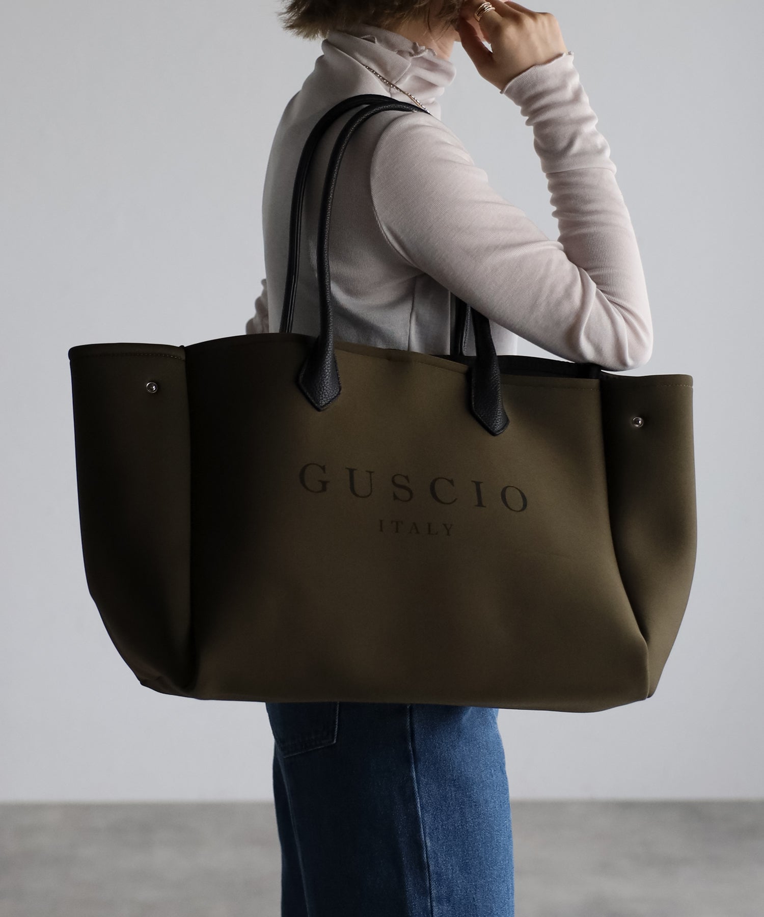 グッシオ GUSCIO ネオプレーン素材 トートバッグ 通勤/ジム/ママバッグ （KHAKI） KHAKI