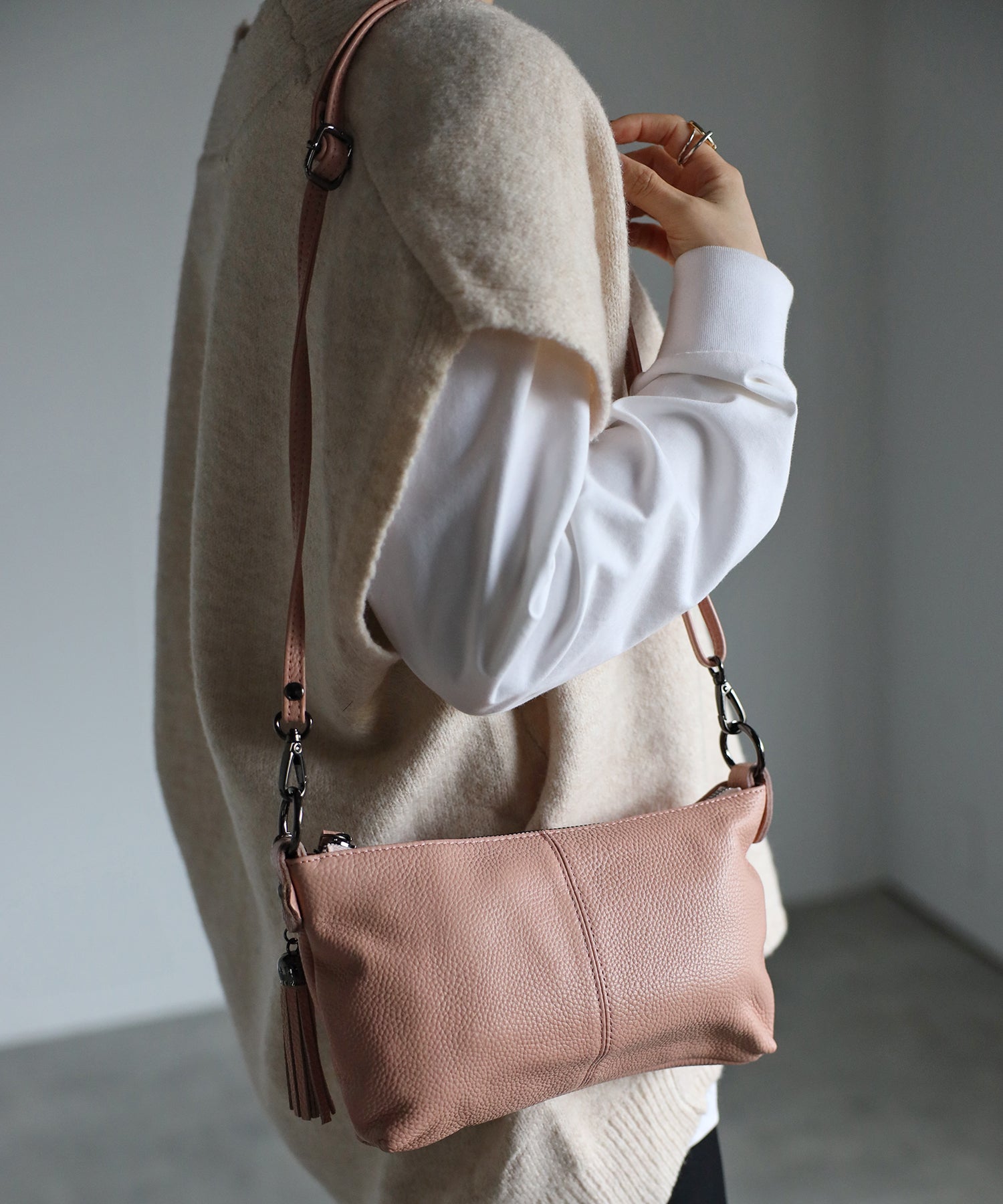 グッシオ GUSCIO 本革 ミニショルダーバッグ タッセル付き クロスボディ シュリンク （PINK） PINK
