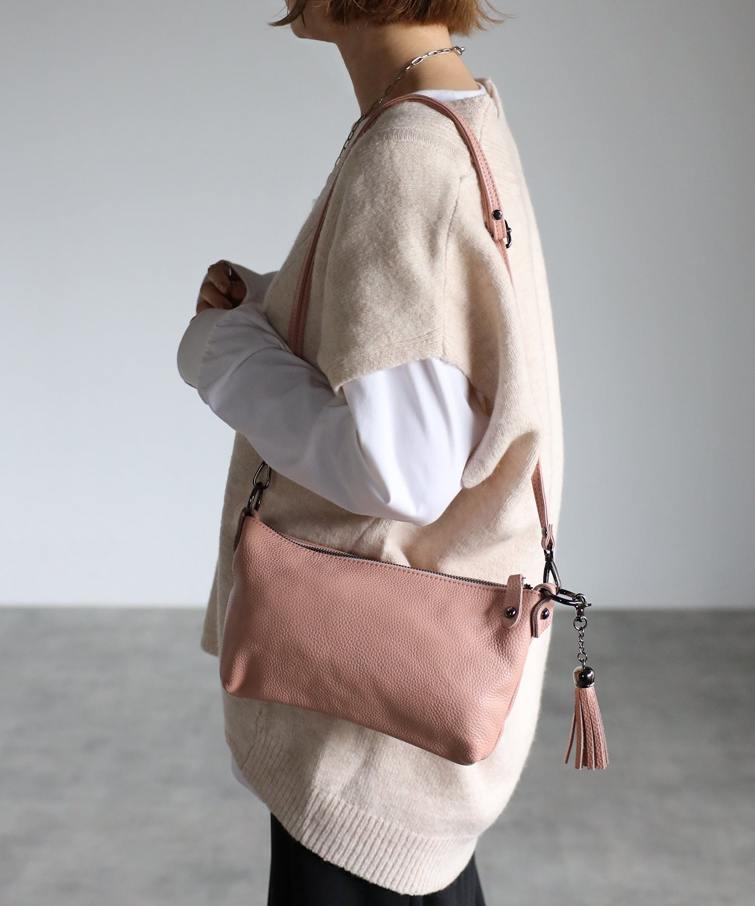 グッシオ GUSCIO 本革 ミニショルダーバッグ タッセル付き クロスボディ シュリンク （PINK） PINK