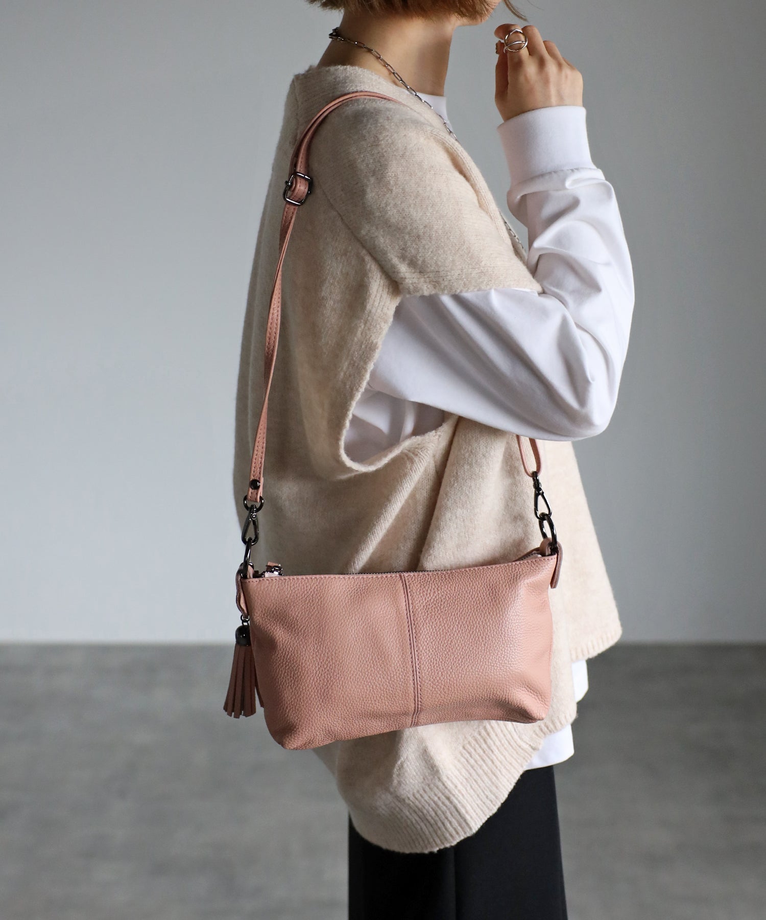 グッシオ GUSCIO 本革 ミニショルダーバッグ タッセル付き クロスボディ シュリンク （PINK） PINK