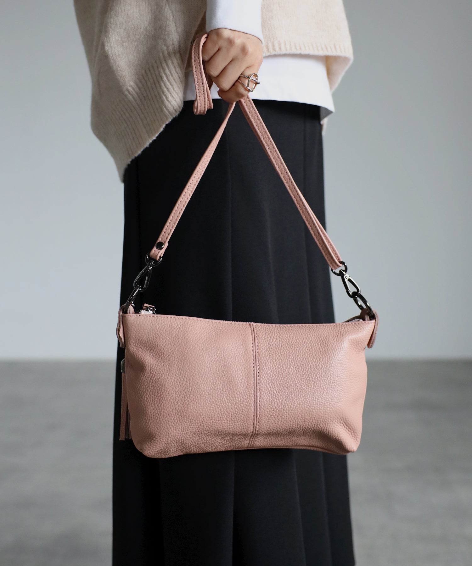 グッシオ GUSCIO 本革 ミニショルダーバッグ タッセル付き クロスボディ シュリンク （PINK） PINK