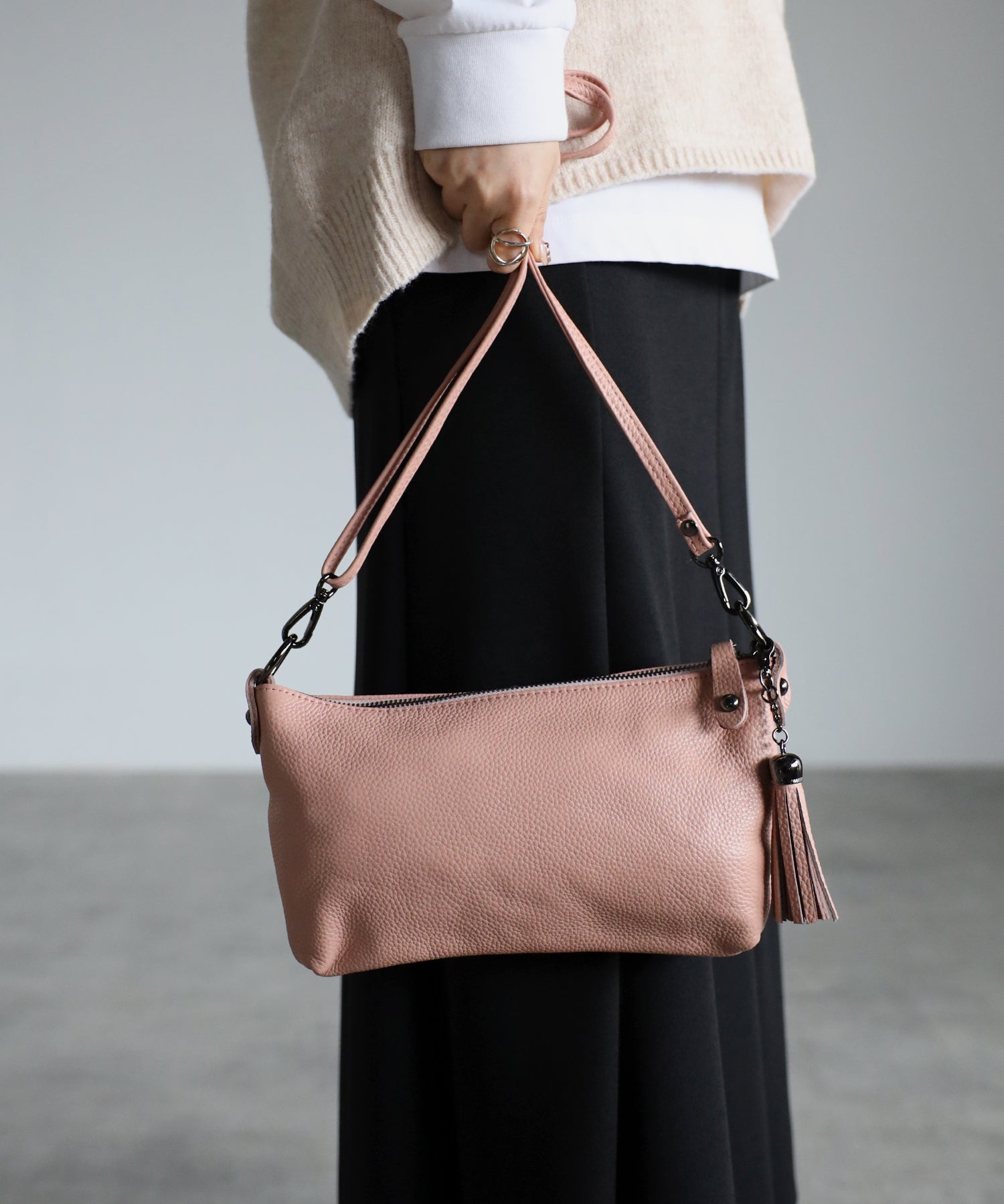 グッシオ GUSCIO 本革 ミニショルダーバッグ タッセル付き クロスボディ シュリンク （PINK） PINK