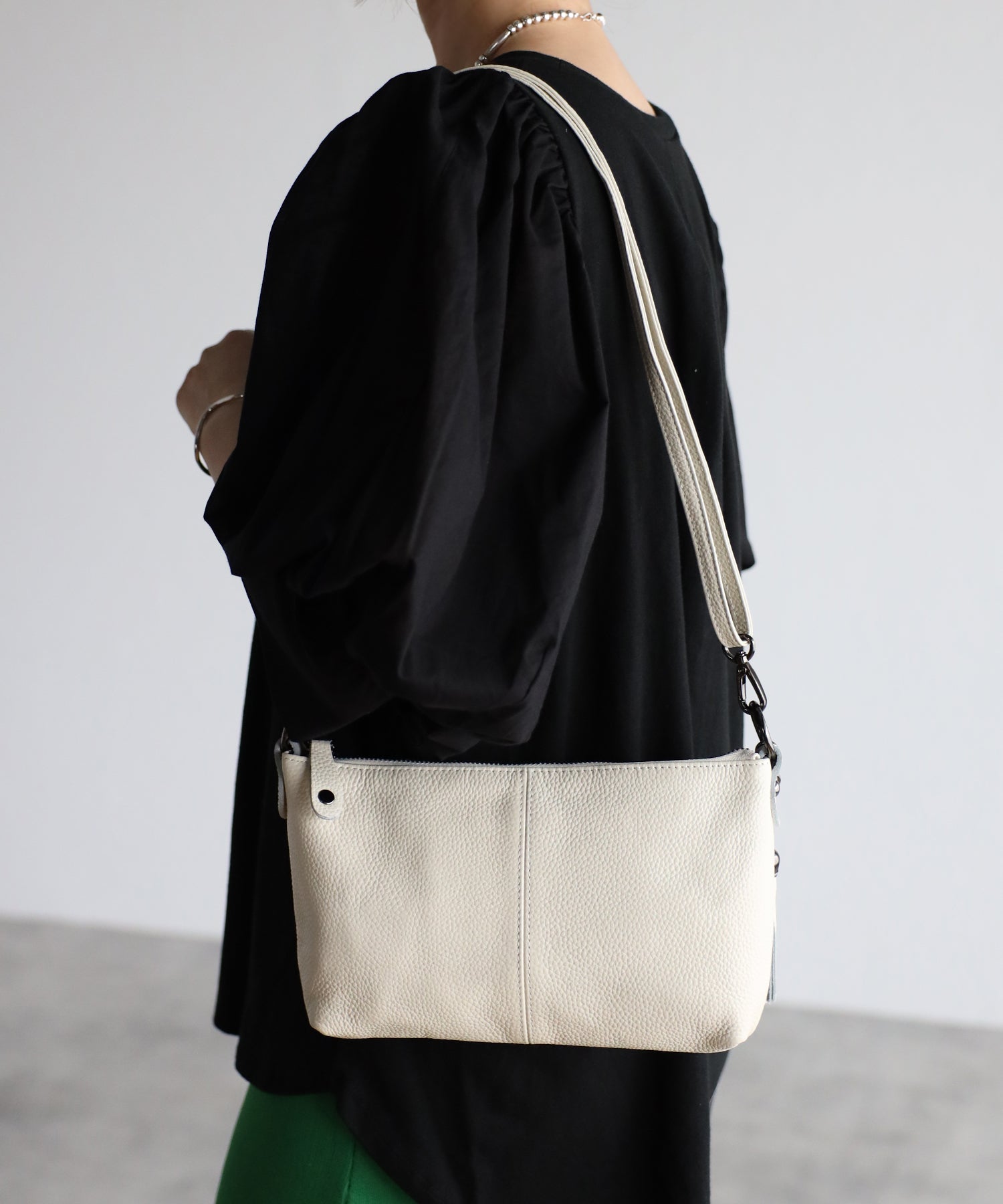 グッシオ GUSCIO 本革 ミニショルダーバッグ タッセル付き クロスボディ シュリンク （IVORY） IVORY