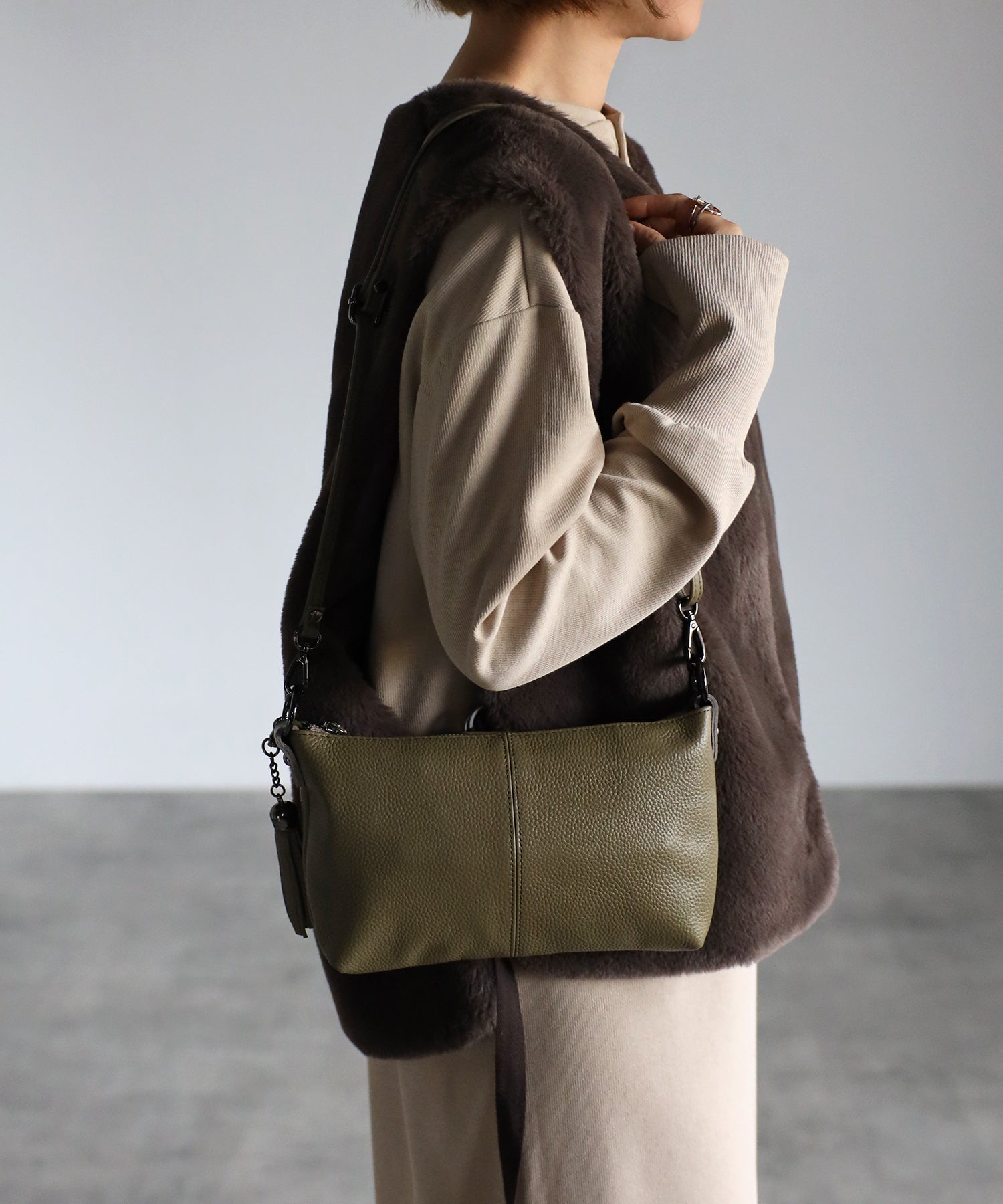 グッシオ GUSCIO 本革 ミニショルダーバッグ タッセル付き クロスボディ シュリンク （KHAKI） KHAKI