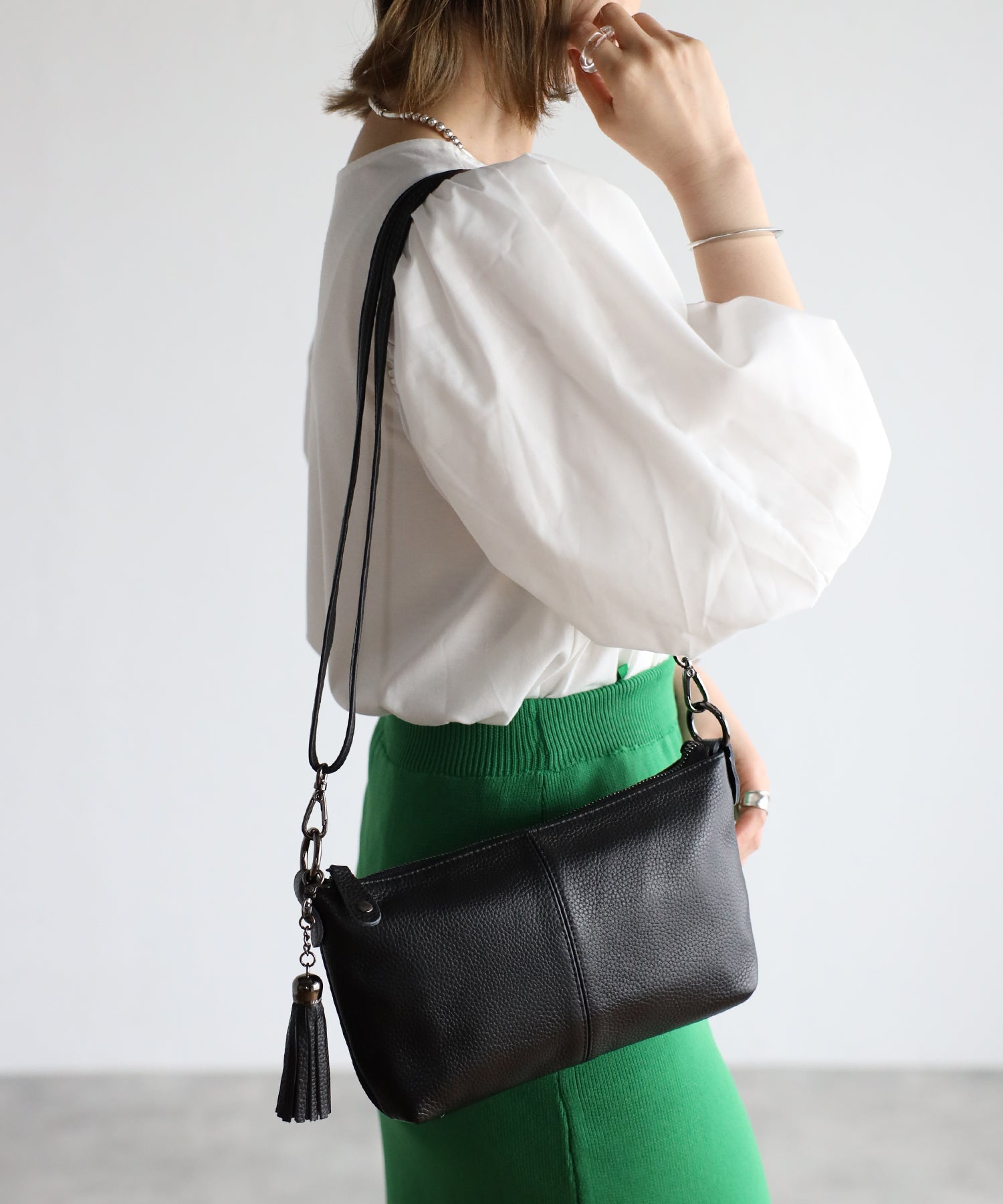 グッシオ GUSCIO 本革 ミニショルダーバッグ タッセル付き クロスボディ シュリンク （BLACK） BLACK