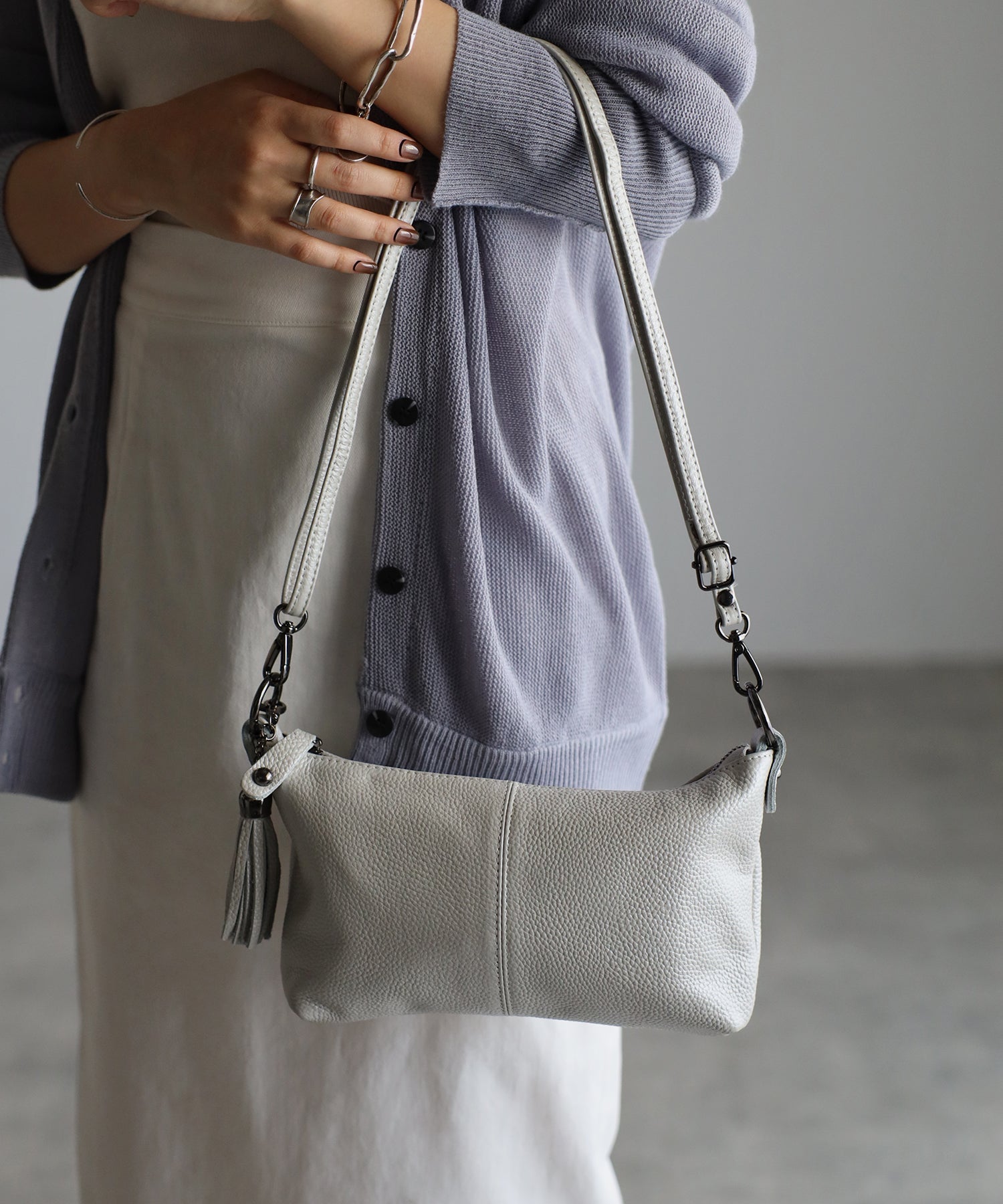 グッシオ GUSCIO 本革 ミニショルダーバッグ タッセル付き クロスボディ シュリンク （SILVER） SILVER